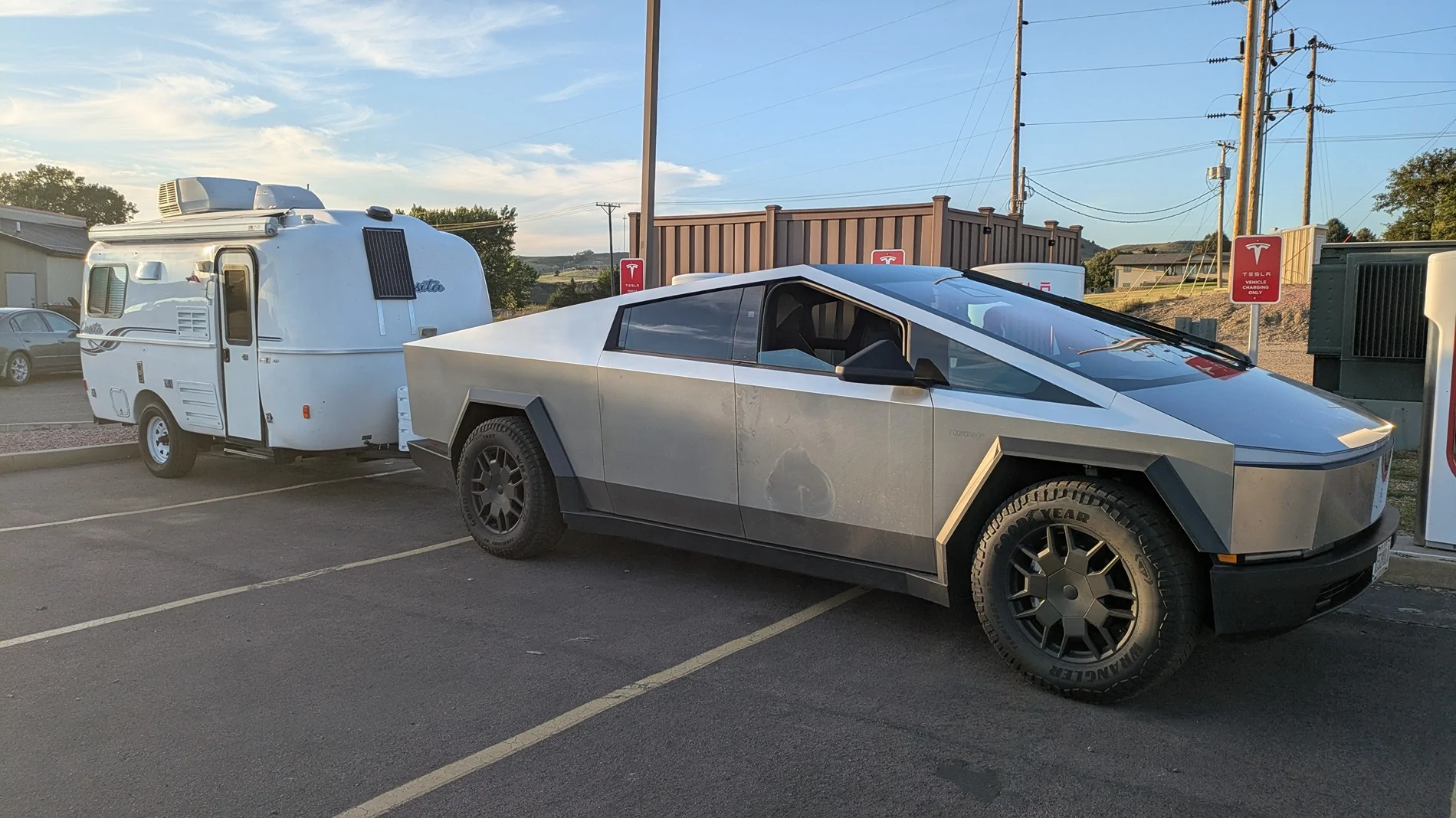 Tesla Cybertruck Packed 1000016065