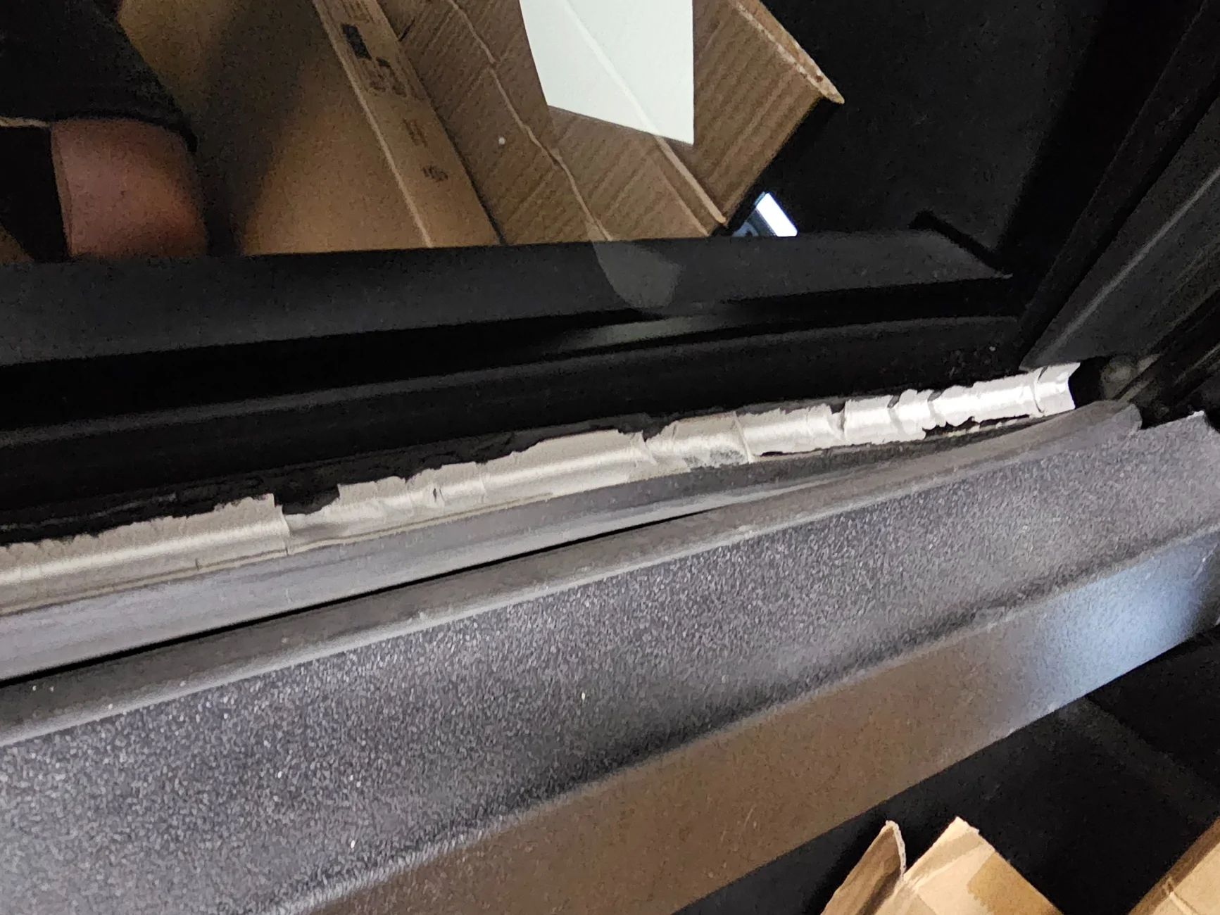 Tesla Cybertruck Seal between rear glass and tonneau cover came off 20250930002408_240_251