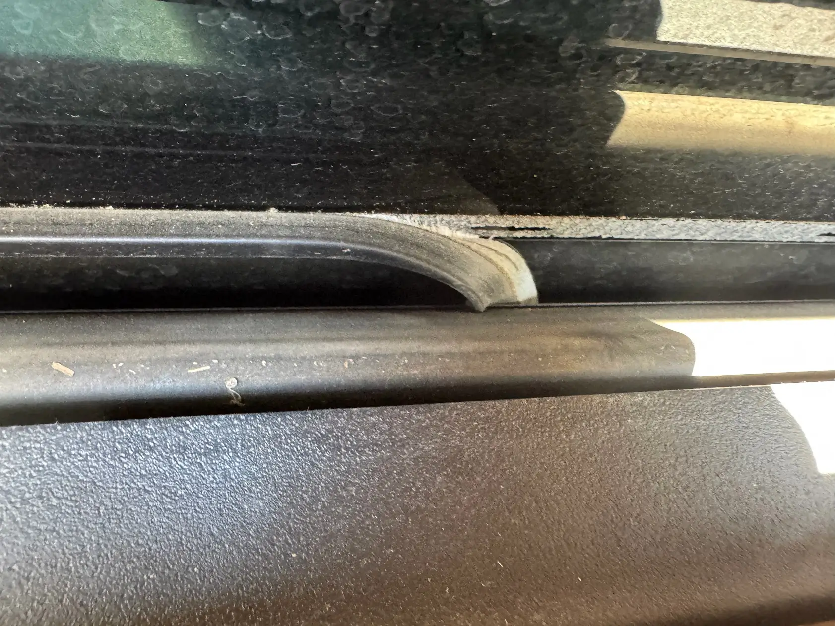 Tesla Cybertruck Bottom rear window seal comes off = replace whole window!? 1759262391597-3