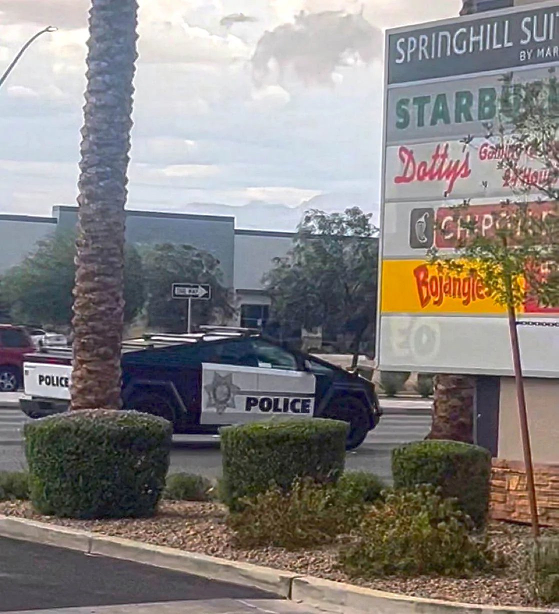 Tesla Cybertruck Las Vegas Police Cybertrucks Delivered & Placed Into Duty G2L0idoW8AAMG4s