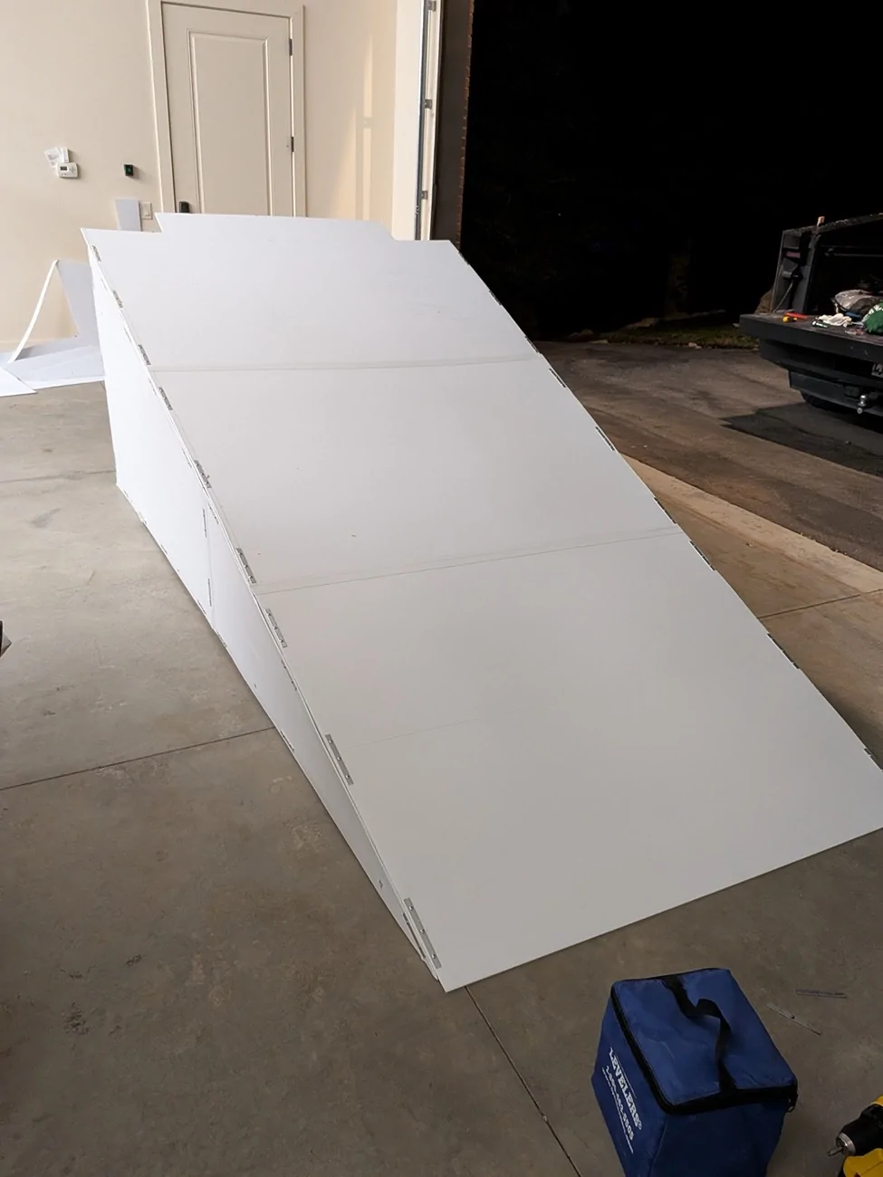 Tesla Cybertruck Preparing trailer range test with and without a wind deflector.... Image 4
