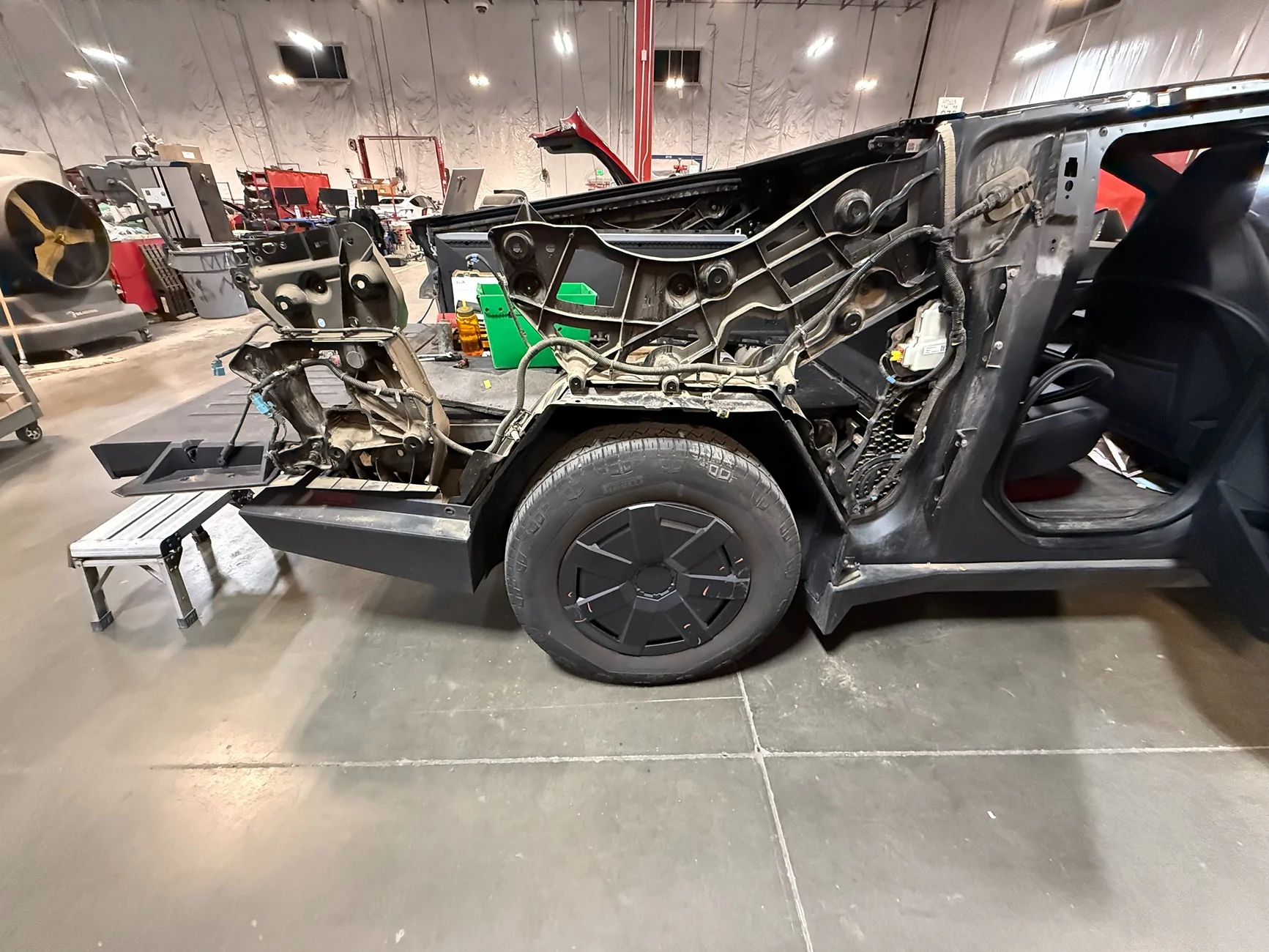 Tesla Cybertruck Loose rear passenger-side quarter panel replacement IMG_6847-YAe7