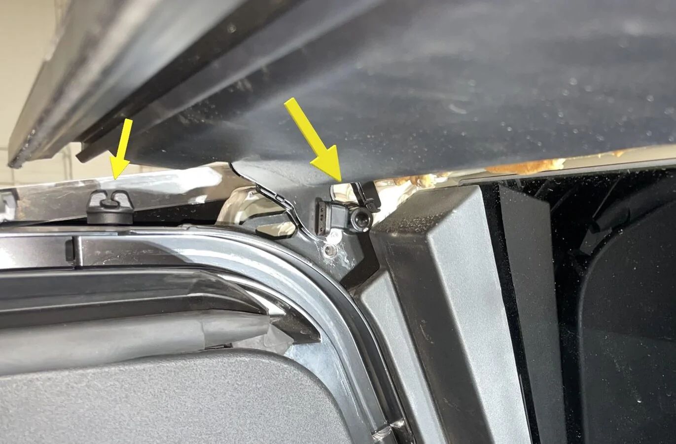 Tesla Cybertruck Cybertent setup surprise GUID-D48A4E05-B563-4B5A-A0E9-0BFC8904C729-online-en-US