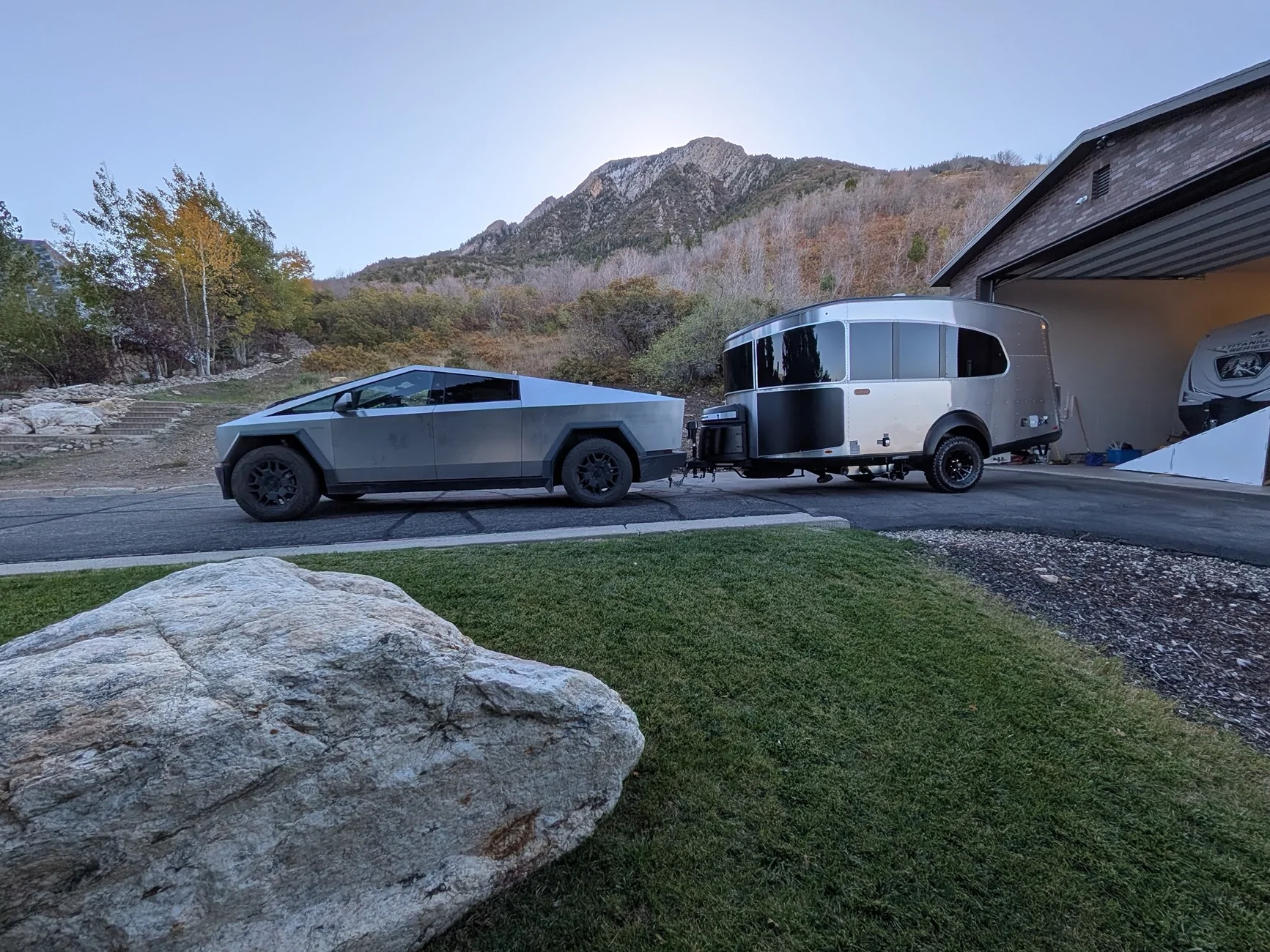 Tesla Cybertruck Preparing trailer range test with and without a wind deflector.... Image 10