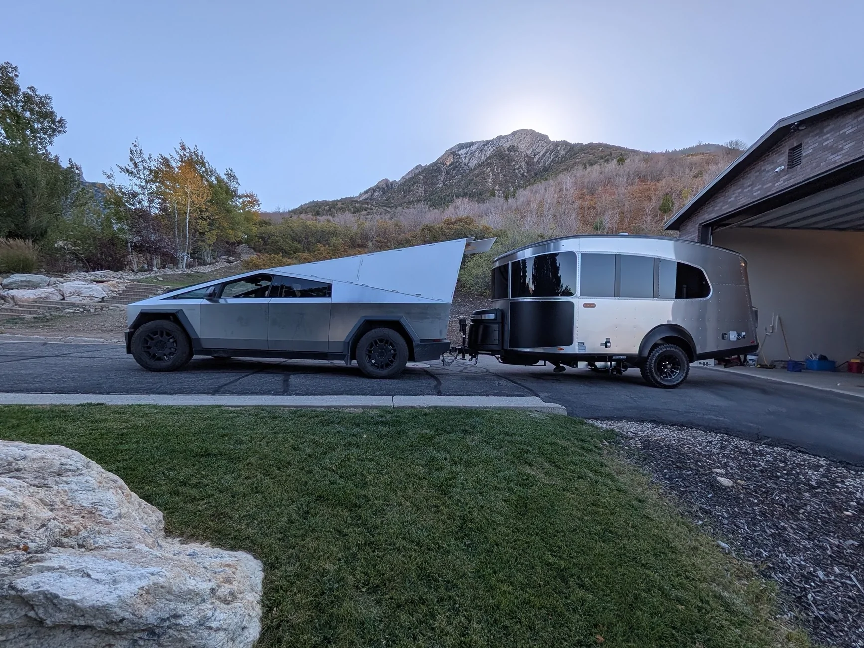 Tesla Cybertruck Preparing trailer range test with and without a wind deflector.... Image 12