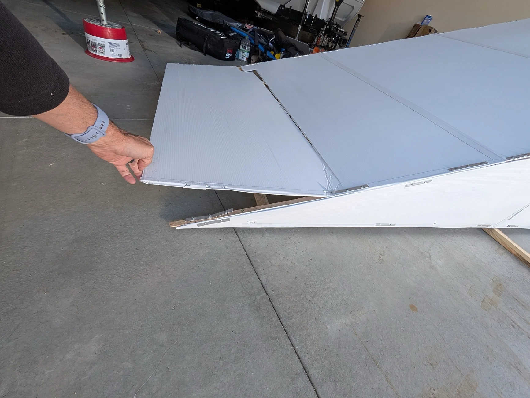 Tesla Cybertruck Preparing trailer range test with and without a wind deflector.... Image 16