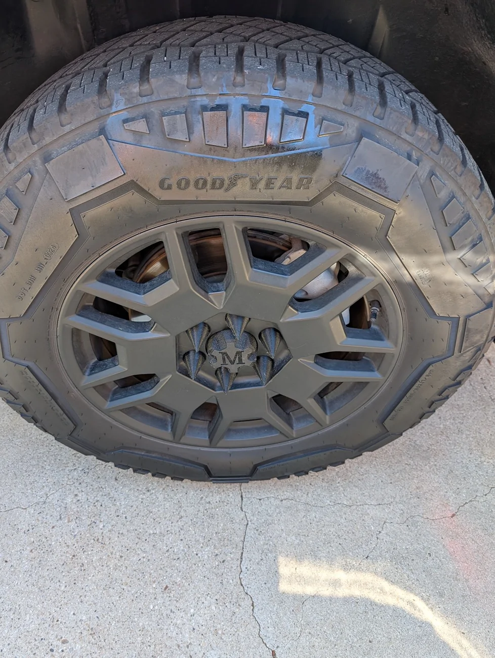 Tesla Cybertruck Are spiked lug nuts made for the cybertruck? 572