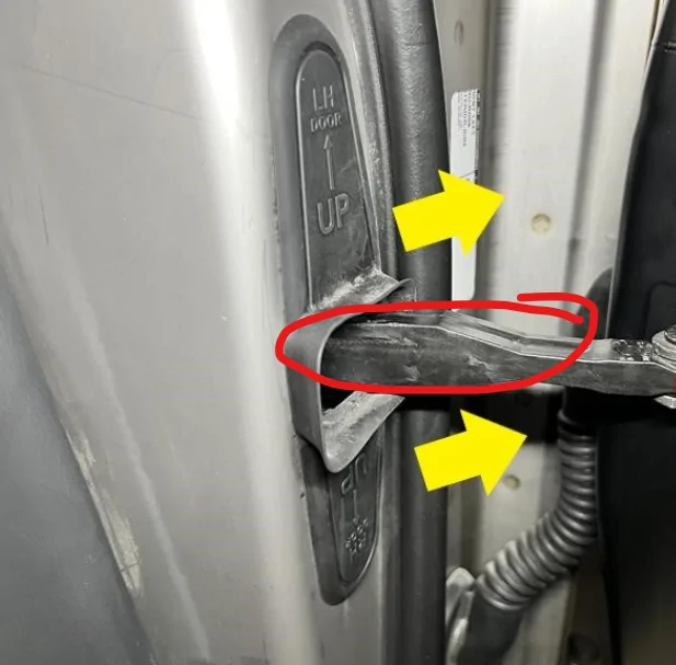 Tesla Cybertruck Driver's side door squeaks 1761835341566-cy