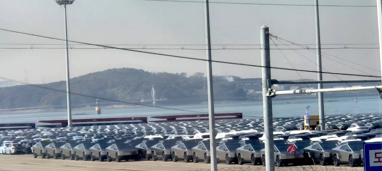 Tesla Cybertruck Customer Cybertrucks arrive at port in South Korea! G4z59Xxa4AADIAn