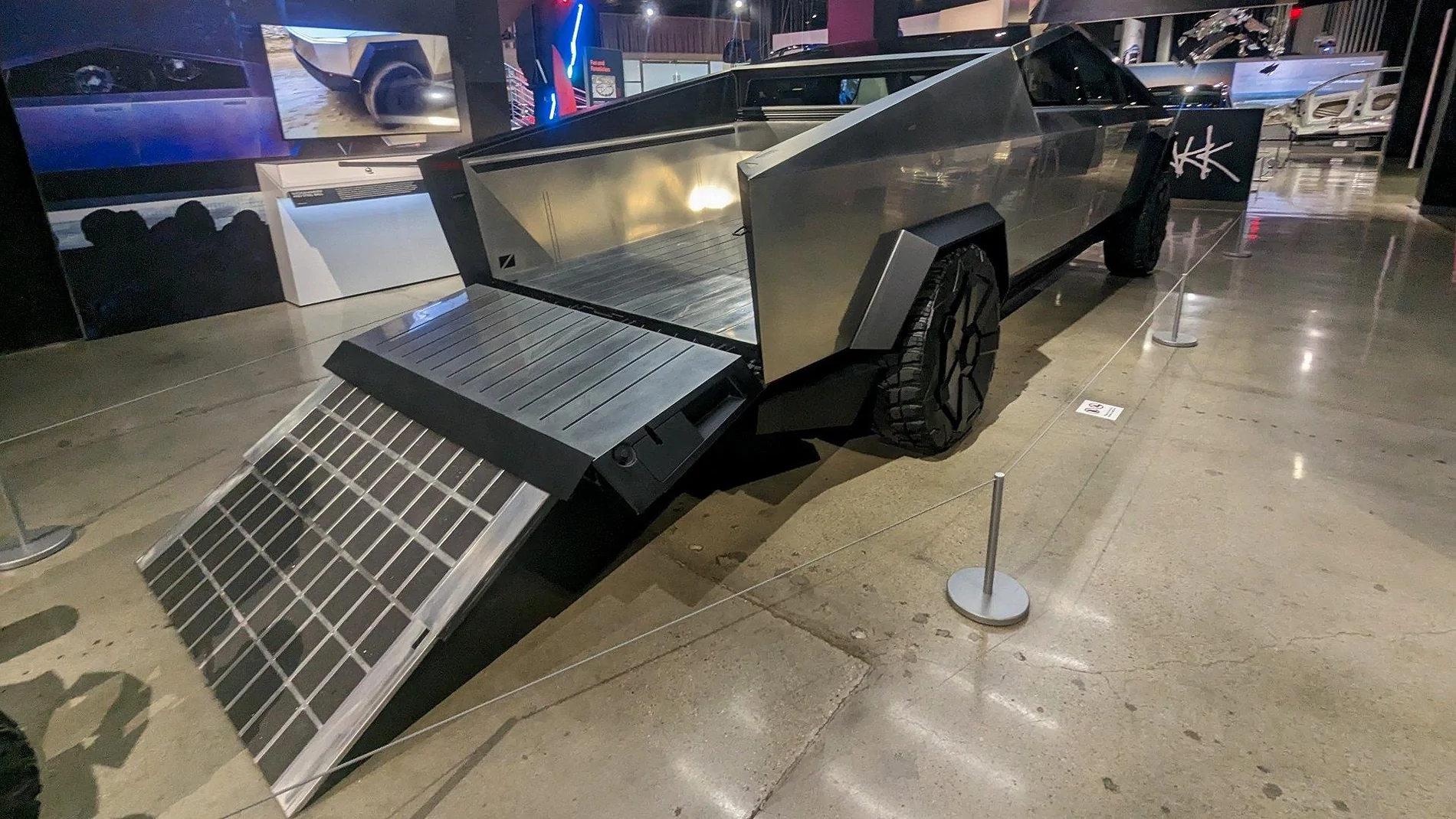Tesla Cybertruck Dump mode, anybody able to do this from the Tesla app ? 1762281250299-4h