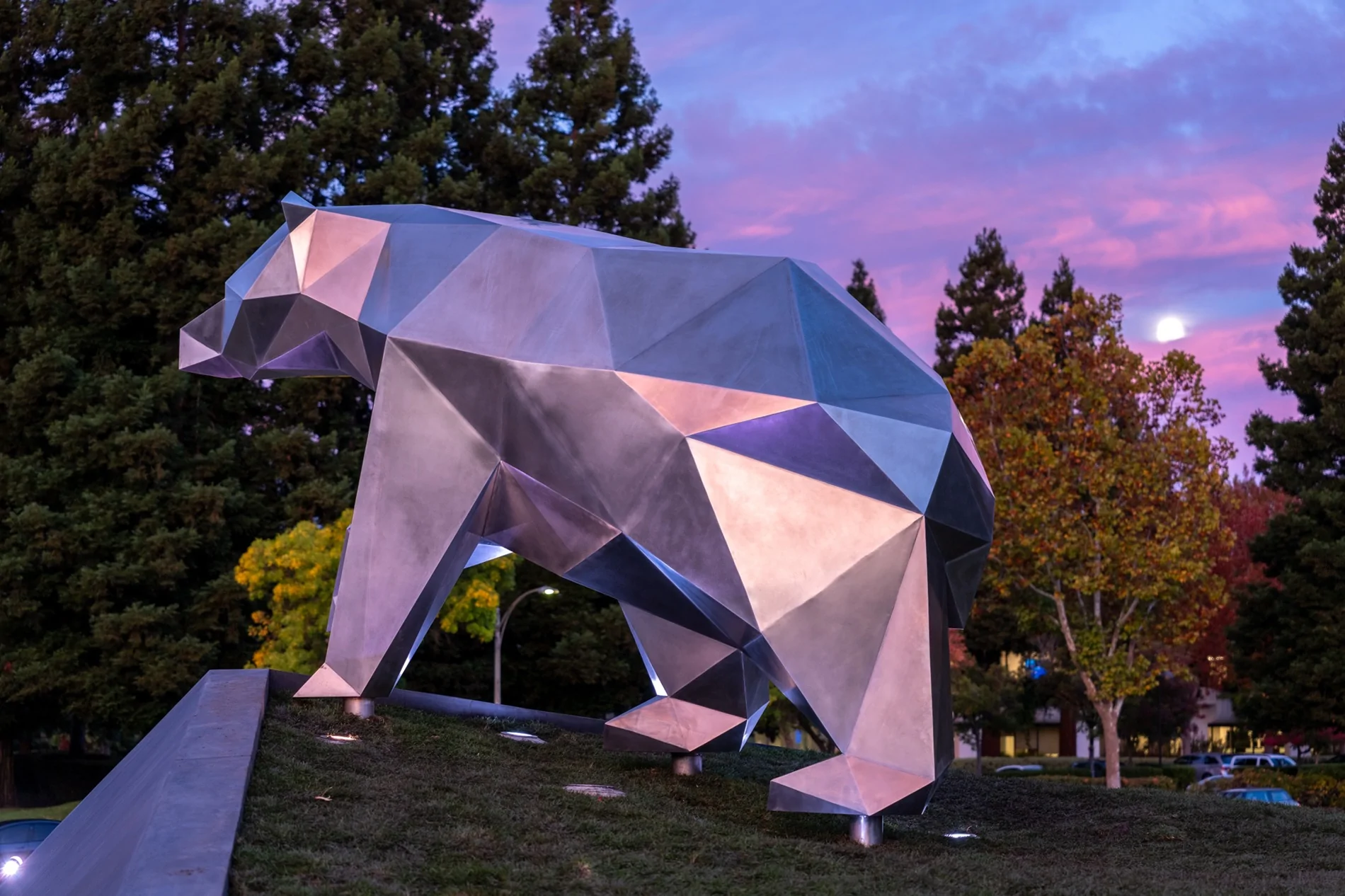 Tesla Cybertruck California Cybear / Cyberbear statue installed at Tesla Engineering HQ in Palo Alto G49V_brbQAQDTlv