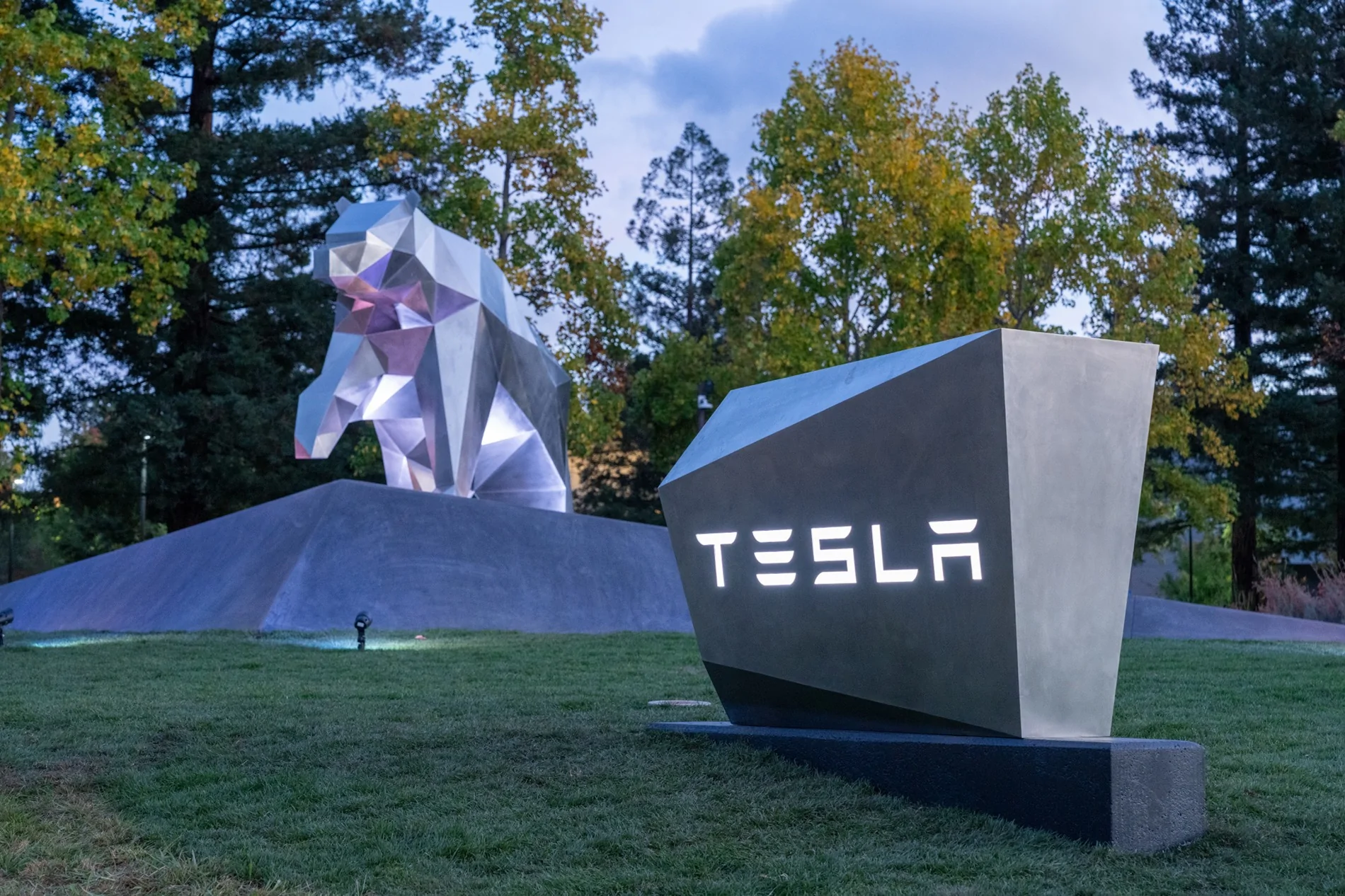 Tesla Cybertruck California Cybear / Cyberbear statue installed at Tesla Engineering HQ in Palo Alto G49V_d1bQAMTvVo