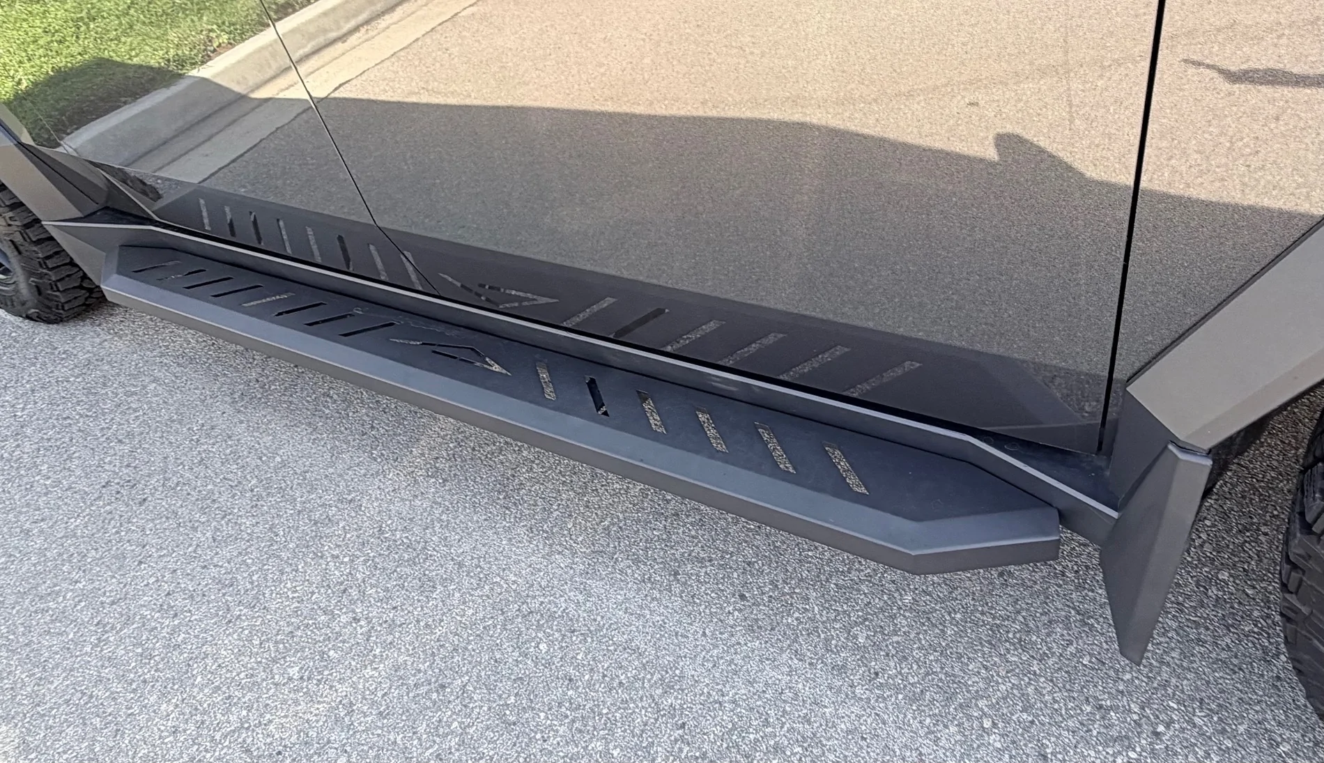 Tesla Cybertruck Need a replacement running board IMG_0047