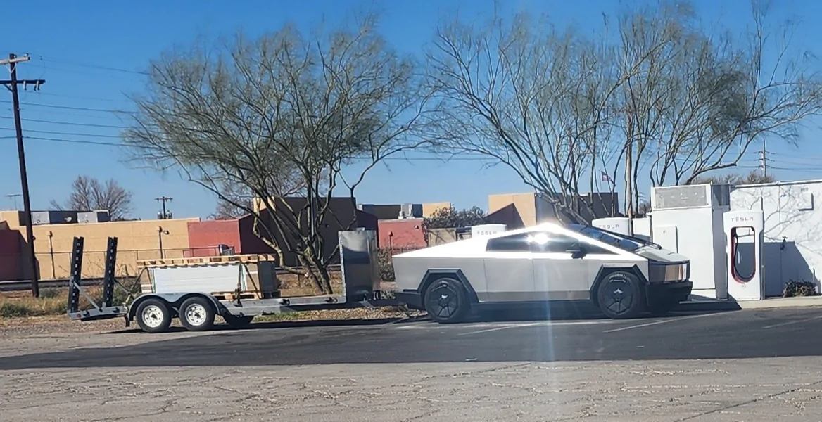 Tesla Cybertruck 🦾 Cybertruck doing truck stuff!  Post your photos! 20250206_141644