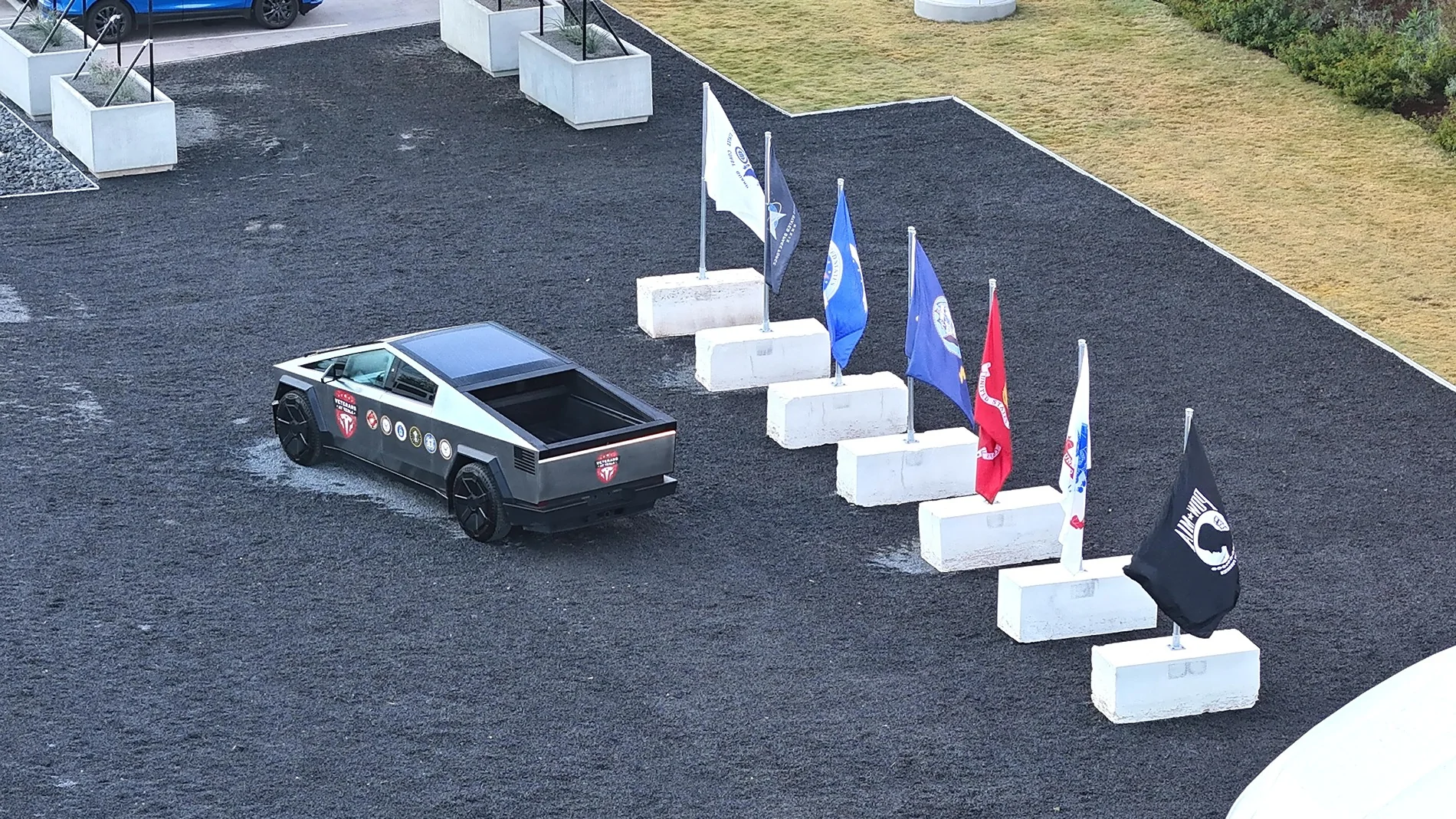 Tesla Cybertruck Cybertruck honors vets in Veterans Day display at Giga Texas G5kWhWQaUAE4M3C