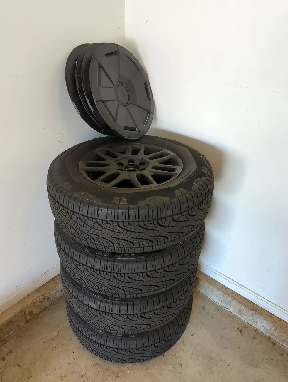 Tesla Cybertruck OEM Cybertruck Core Wheels + PIRELLI Scorpion Tires + TPMS + Covers – <100 Miles 20251112_132612