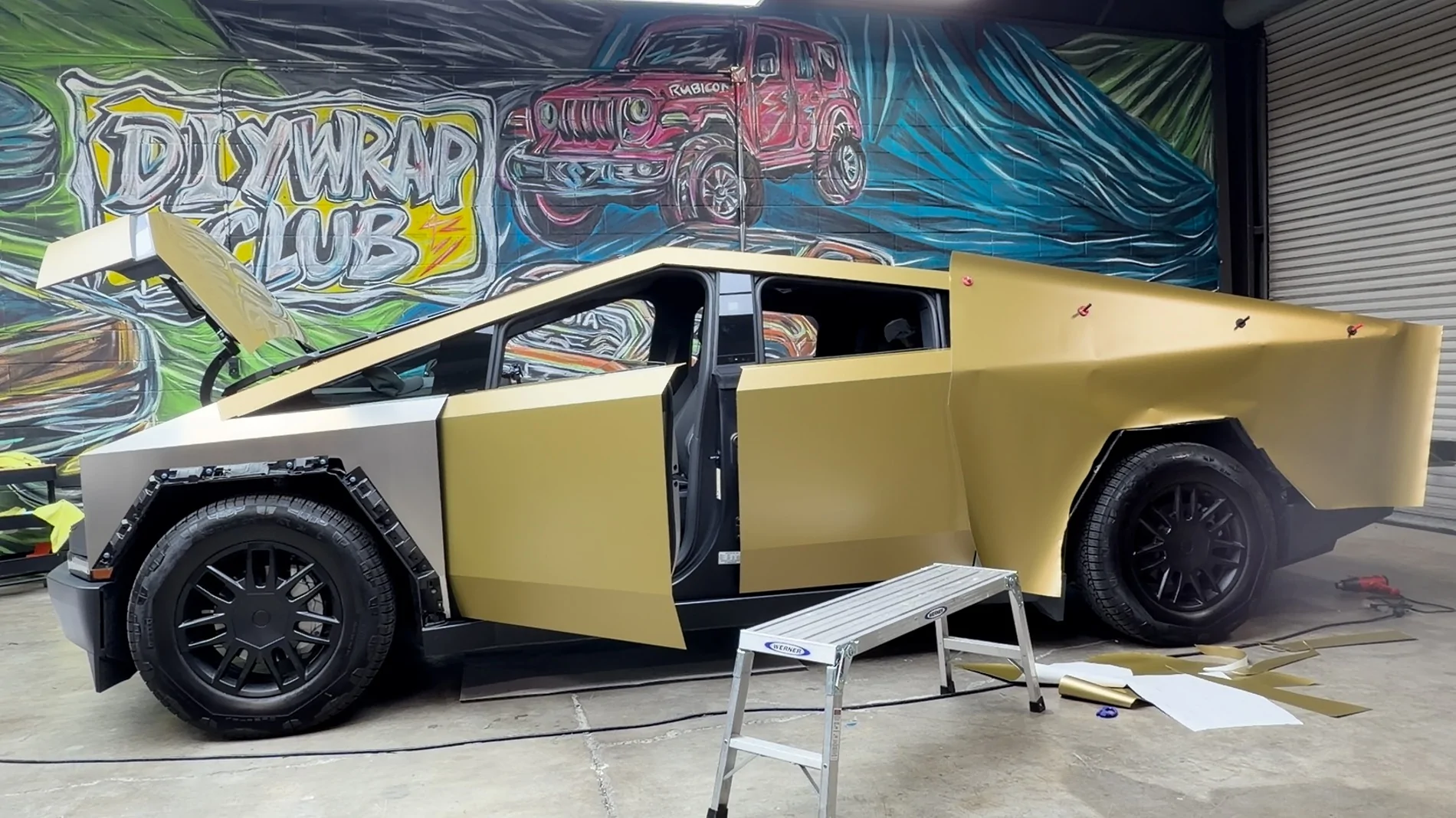Tesla Cybertruck GOLD Vinyl Wrap & PPF Cybertruck -- Photos & Videos main.02_04_46_02.Still009