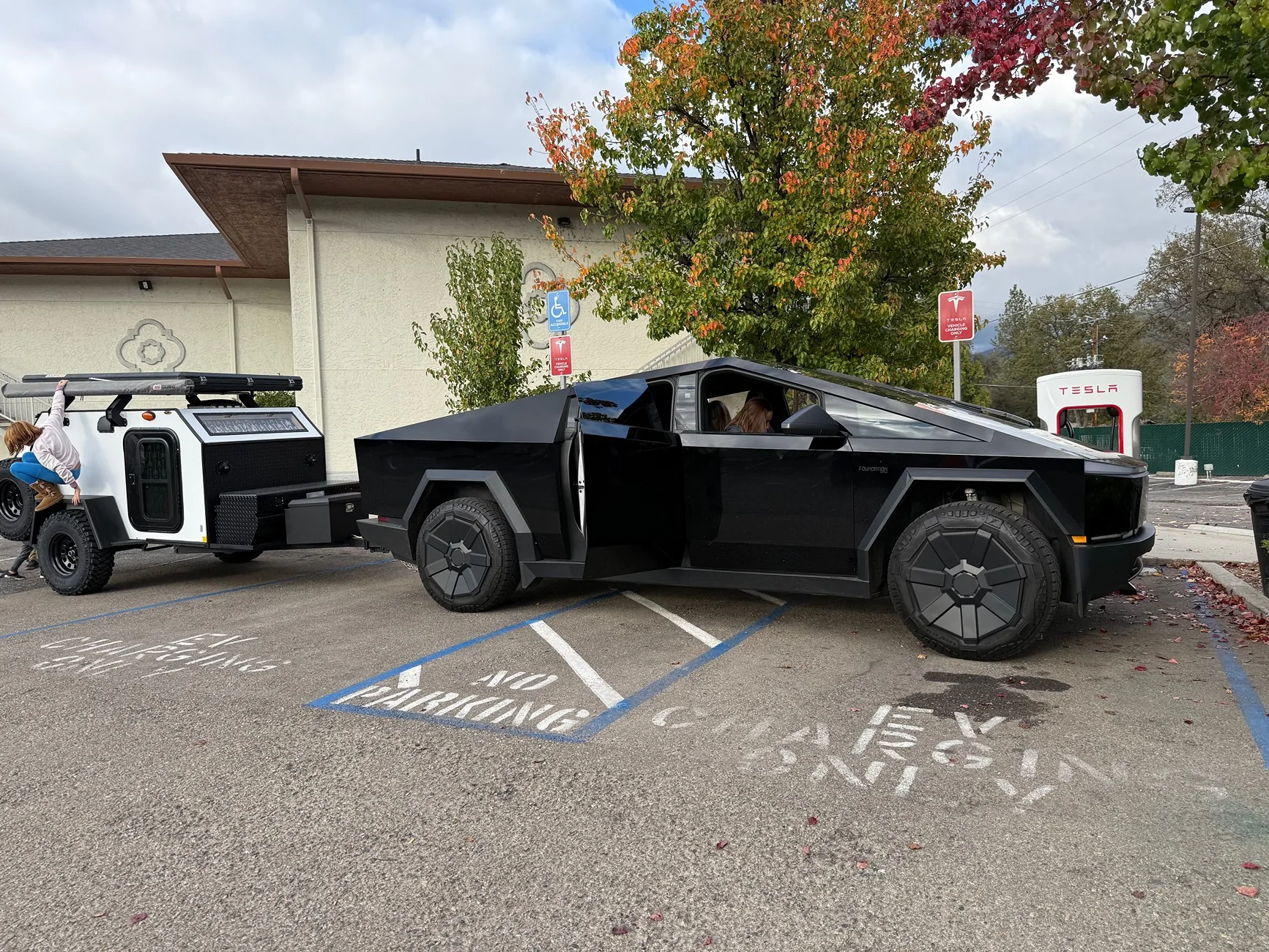 Tesla Cybertruck What does your camping setup look like? IMG_2741