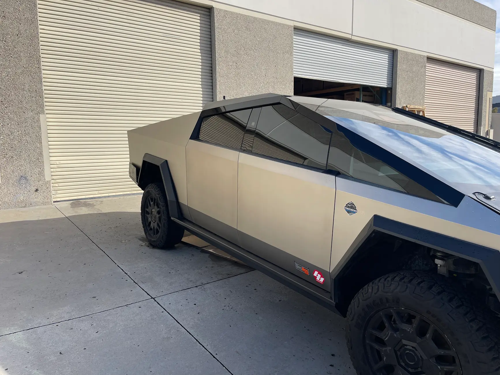 Tesla Cybertruck Cybertruckco Sport Rack & Rear Crossbars installed tempImageIeAFj4