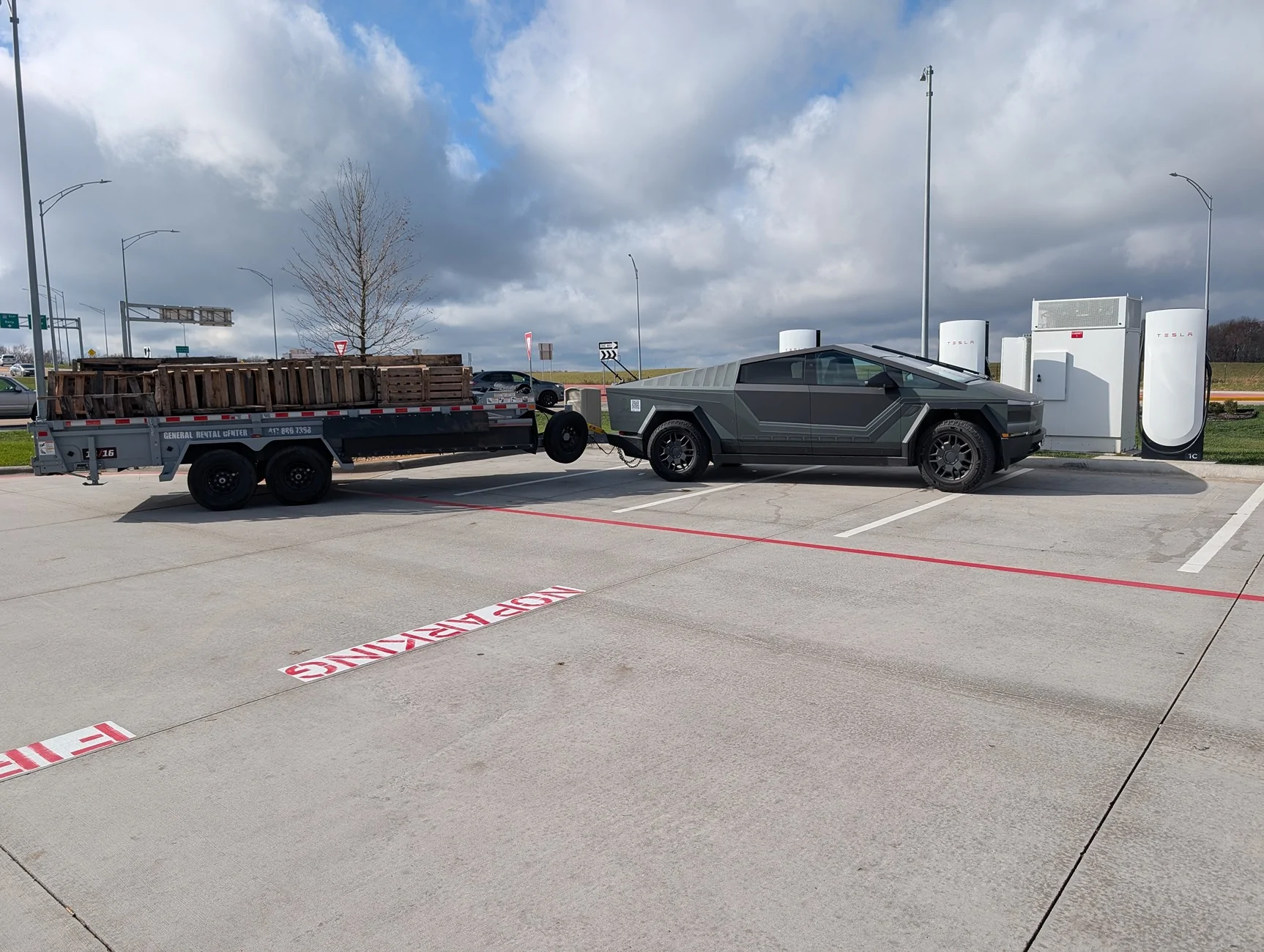 Tesla Cybertruck I love my work truck! Pulled an Ant Trailer full of pallets PXL_20251121_163407982.MP