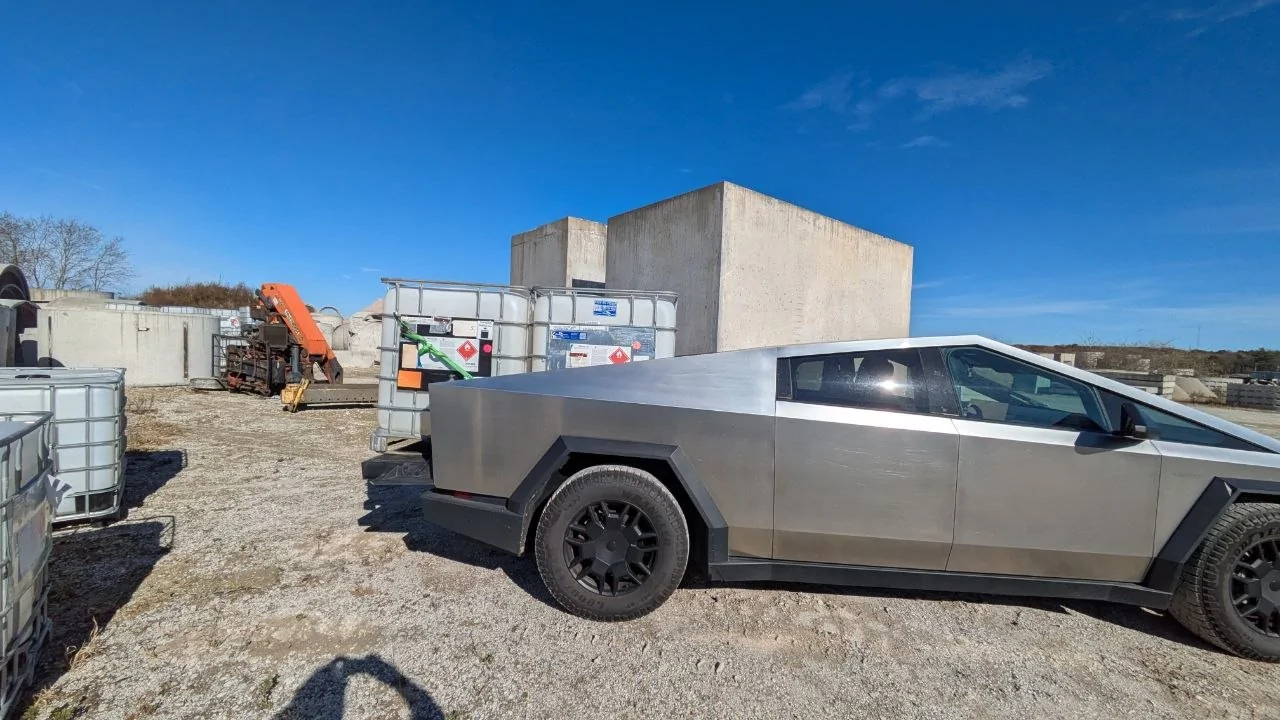 Tesla Cybertruck 🦾 Cybertruck doing truck stuff!  Post your photos! 1764169849744-jx