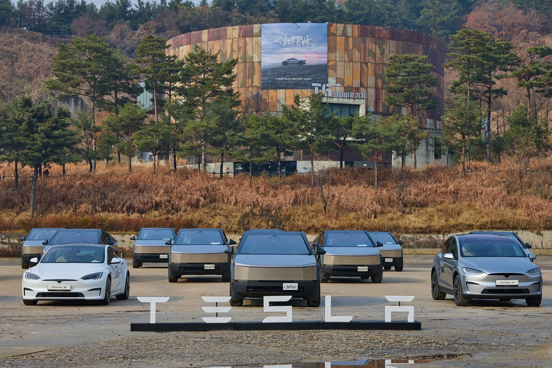 Tesla Cybertruck South Korea Cybertruck deliveries have begun! G6z4F1Ia0AA_U63