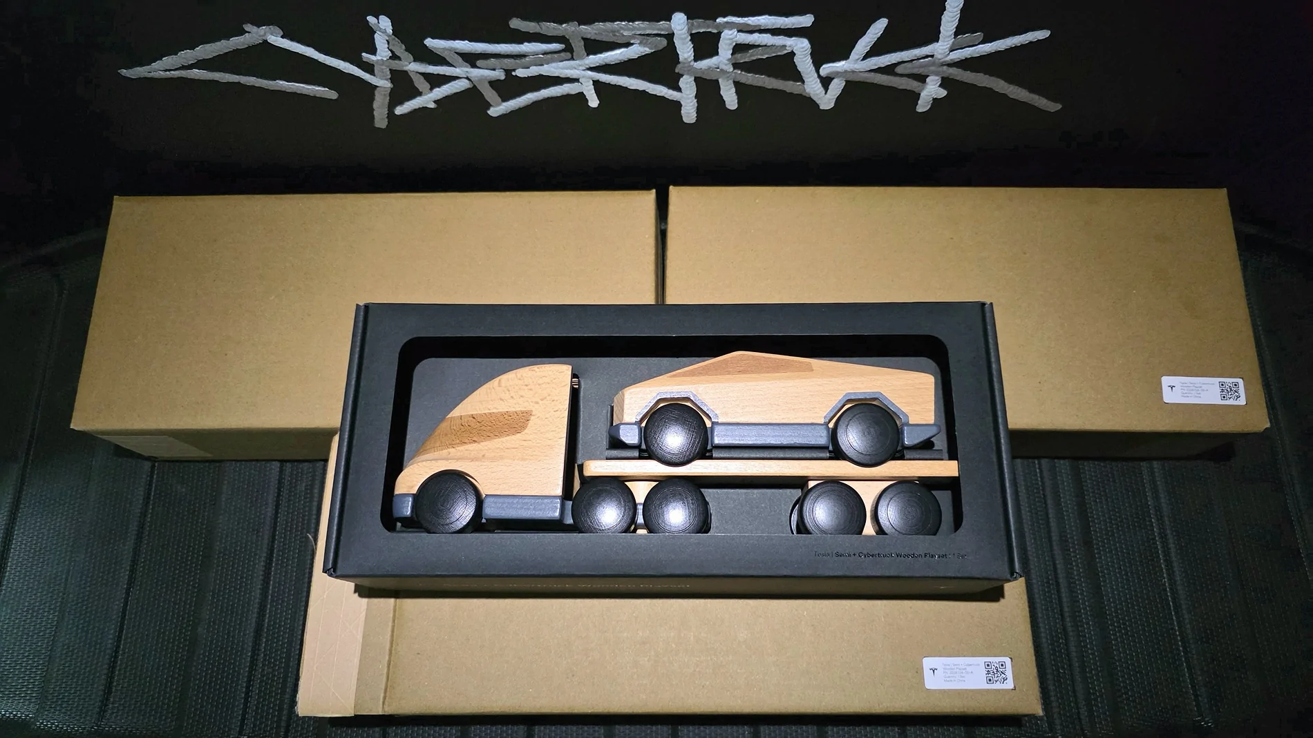 Tesla Semi + Cybertruck 木製プレイセット New Tesla Semi & Cybertruck Wooden Playset | Tesla Cybertruck