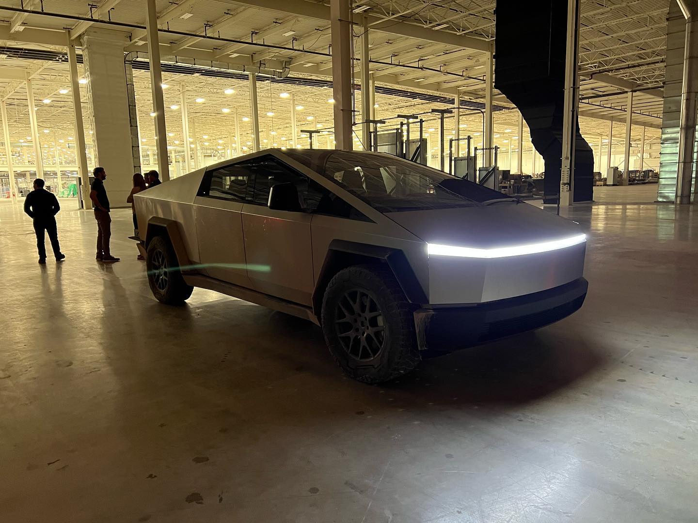 Tesla Cybertruck Cybertruck Photos Leaked! ? [Added: Video Showing Whole Truck -- Rear & Bed] nc_ohc=ab625amhaqgAX-l1clq&_nc_ht=scontent.fyzd1-3