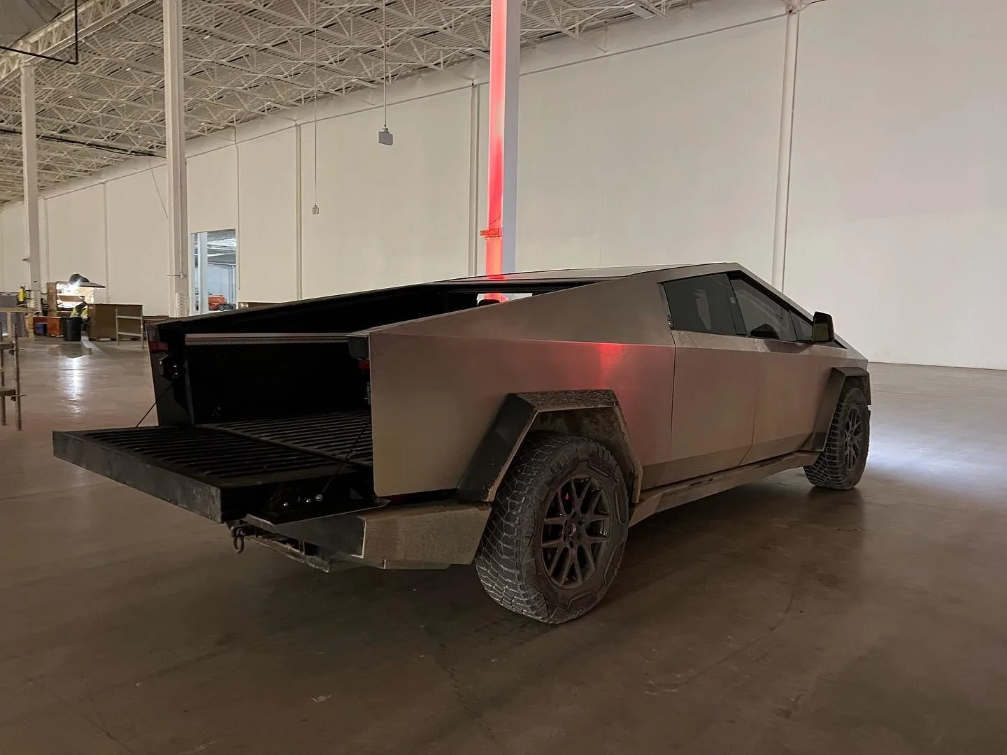 Tesla Cybertruck Cybertruck Photos Leaked! ? [Added: Video Showing Whole Truck -- Rear & Bed] nc_ohc=R8aSxWqq-OgAX88SU4i&_nc_ht=scontent.fyzd1-3