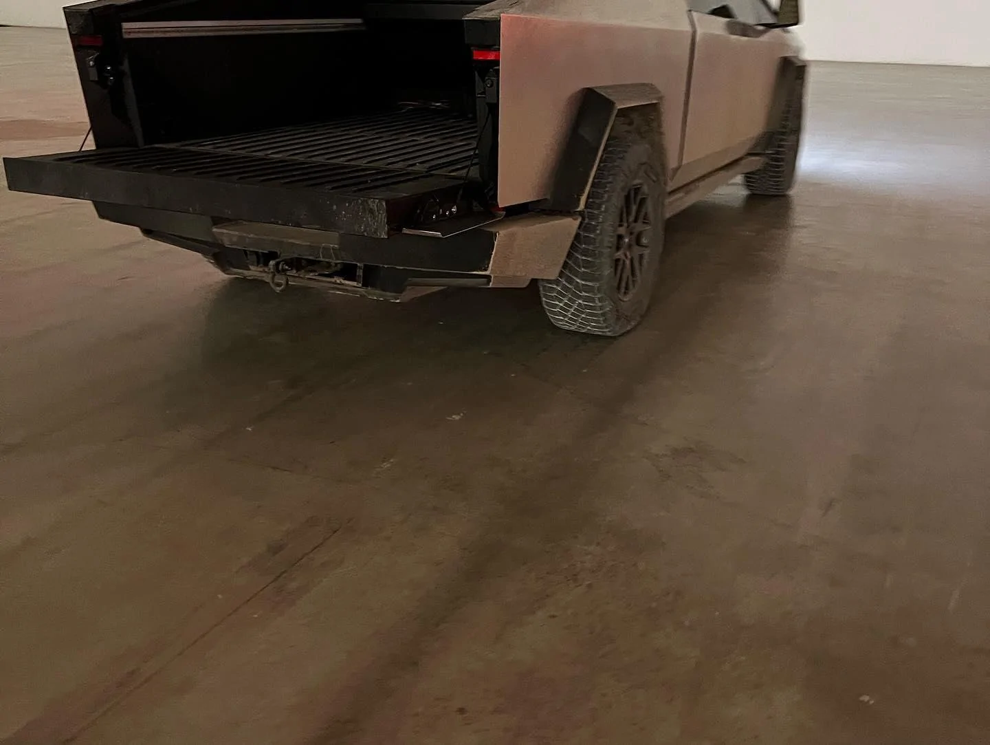 Tesla Cybertruck Cybertruck Photos Leaked! ? [Added: Video Showing Whole Truck -- Rear & Bed] nc_ohc=f3Nym5aAc0QAX9gJ6WP&_nc_ht=scontent.fyzd1-3