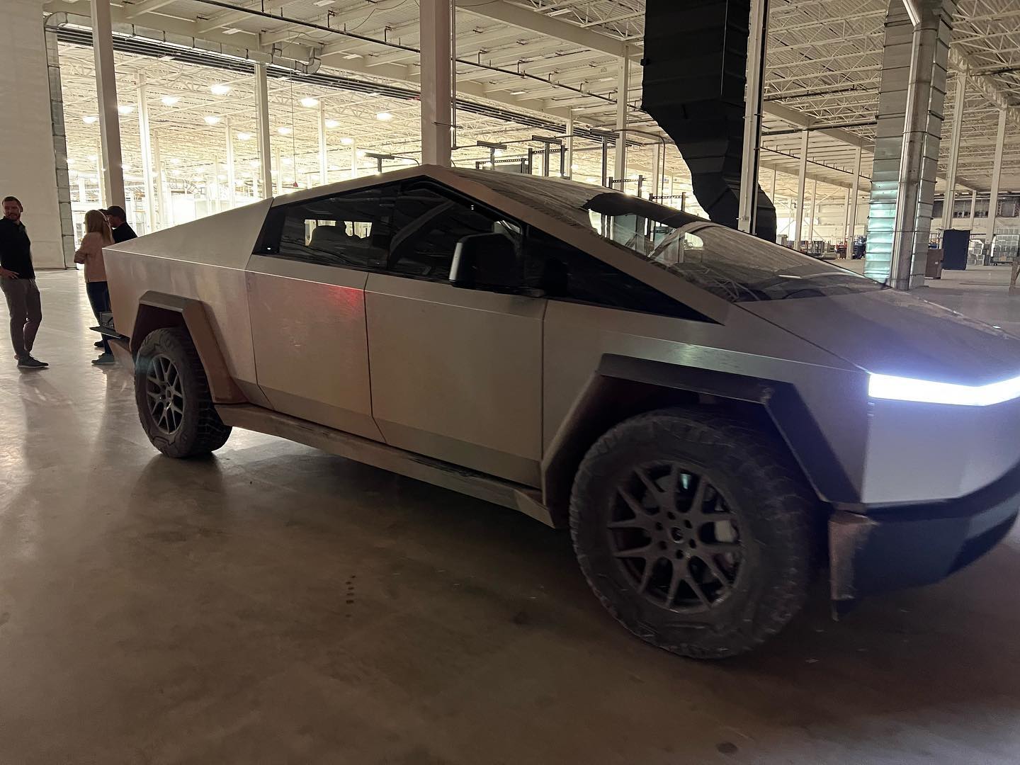 Tesla Cybertruck Cybertruck Photos Leaked! ? [Added: Video Showing Whole Truck -- Rear & Bed] -zqDWq&tn=KUKqb1lgKqxKOenC&_nc_ht=scontent.fyzd1-3