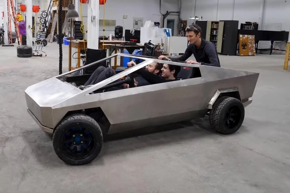 Tesla Cybertruck New Cybertruck Height Perspective Image  ? ?✂️⬇️ mini-tesla-cybertruck