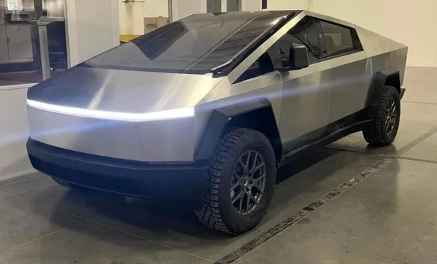 Tesla Cybertruck Dubai's police force fight crime in million-dollar supercars and Elon Musk Cybertruck 0_1JPG