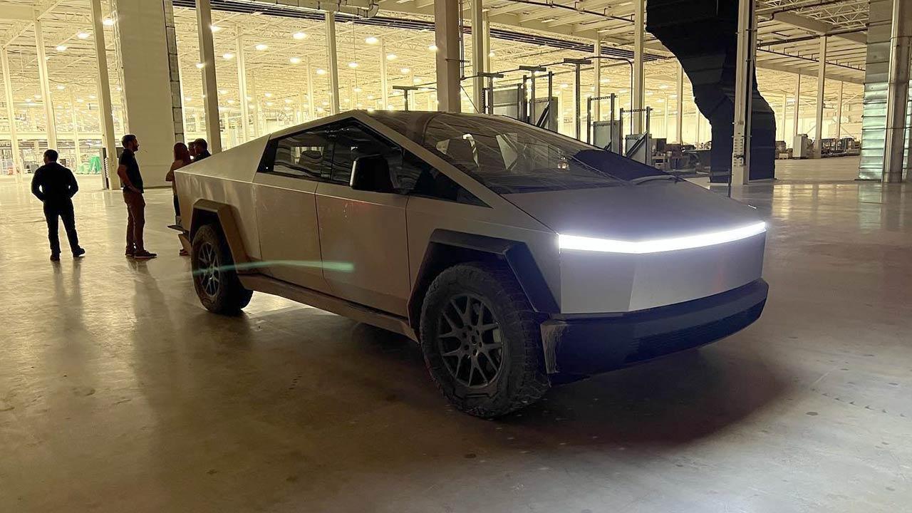 Tesla Cybertruck Wheel covers have to be deleted. 1644213185140
