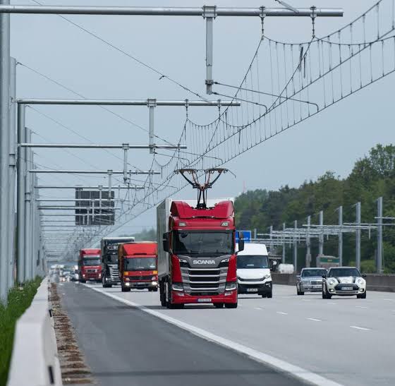 Tesla Cybertruck Highway Charging While Driving images (8)