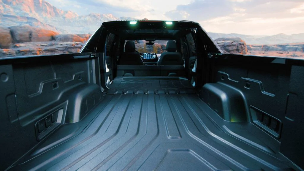 Silverado-EV-RST-Multi-Flex-Midgate-3-1024x576.jpg