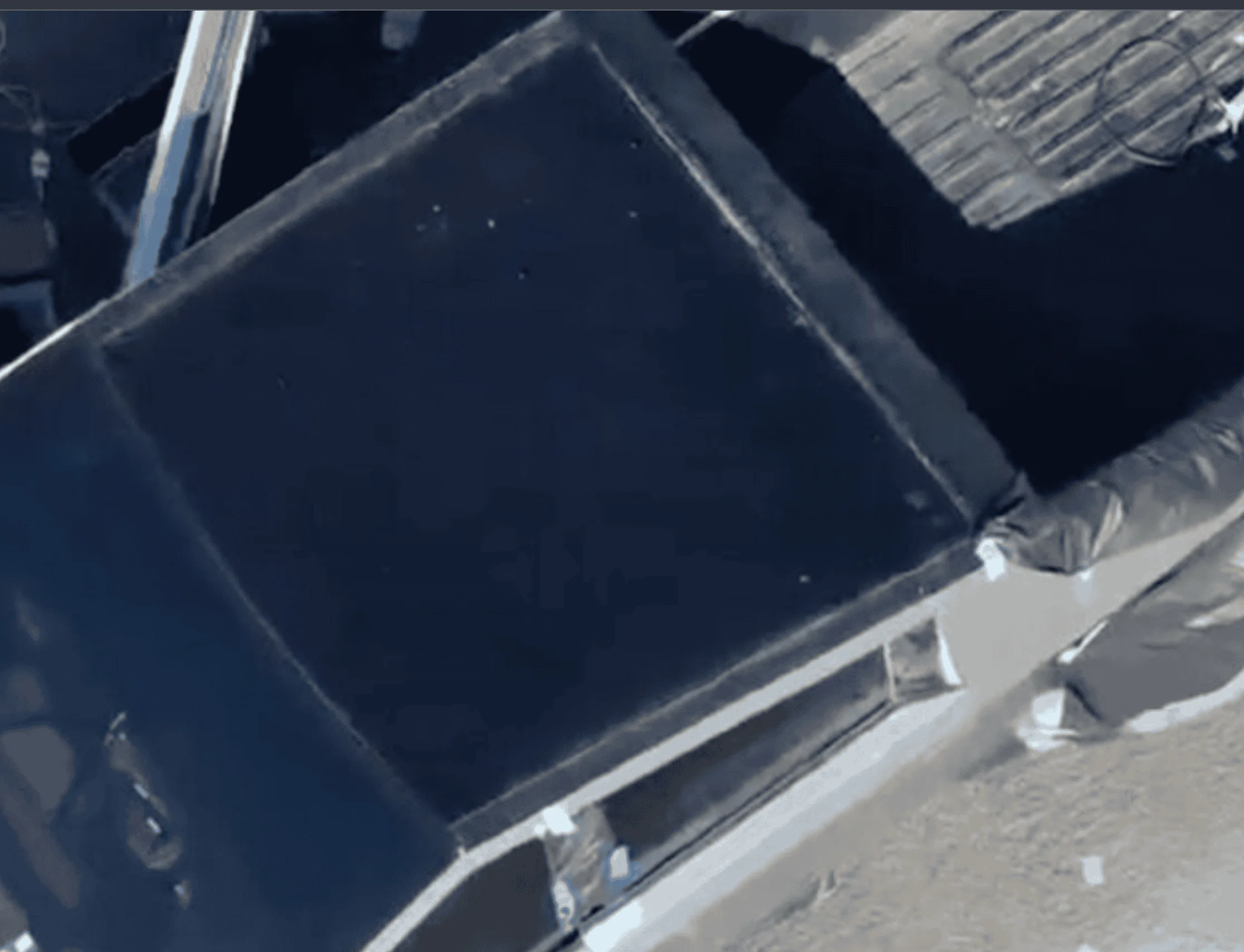 Tesla Cybertruck Cybertruck competitor's mid-gate 1644971779637
