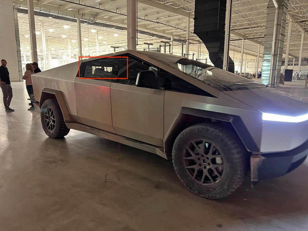 Tesla Cybertruck Why extend the roof? JR photo