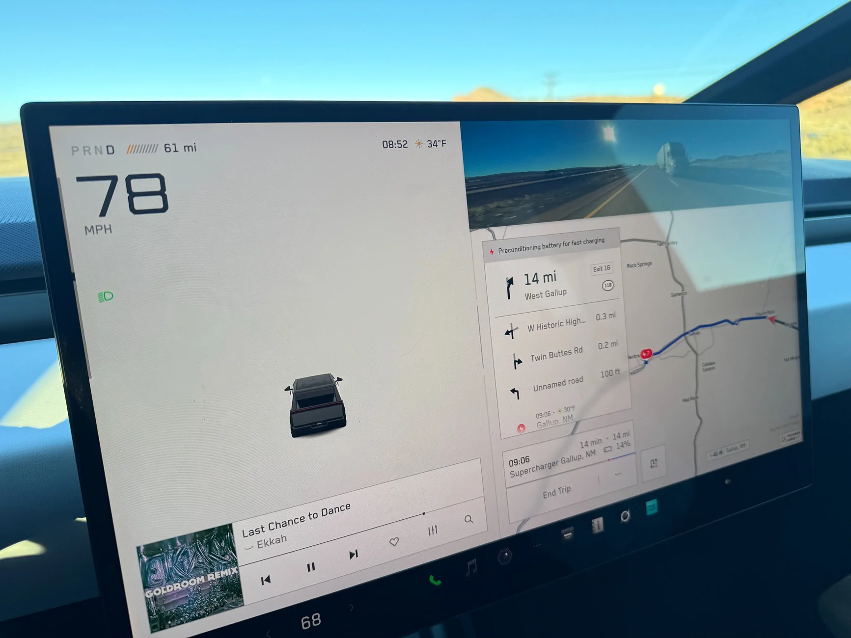 Tesla Cybertruck FSD and Background Display Disappeared. IMG_1307