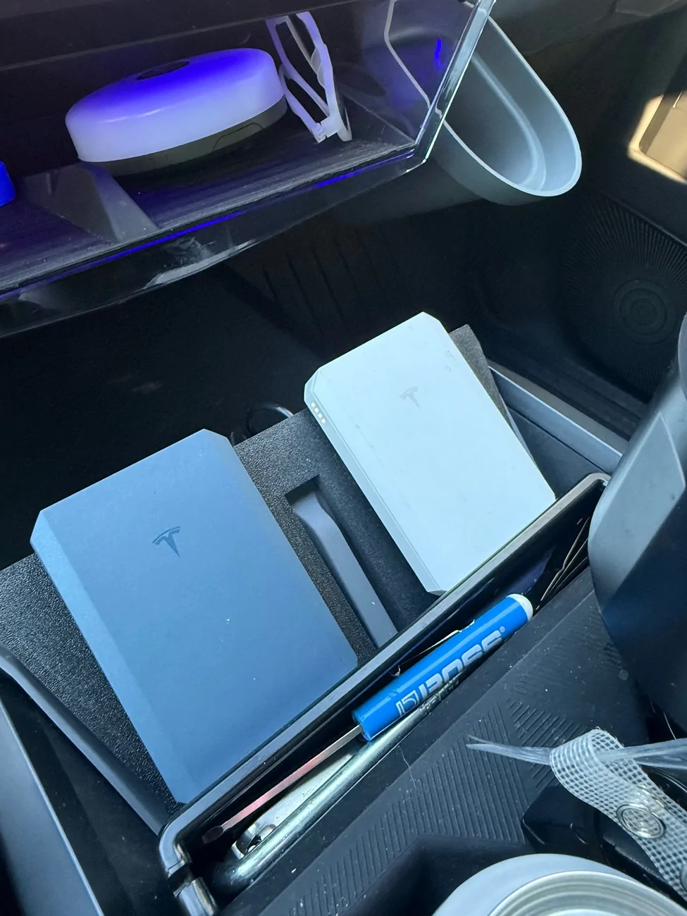 Tesla Cybertruck Phone charging IMG_7829
