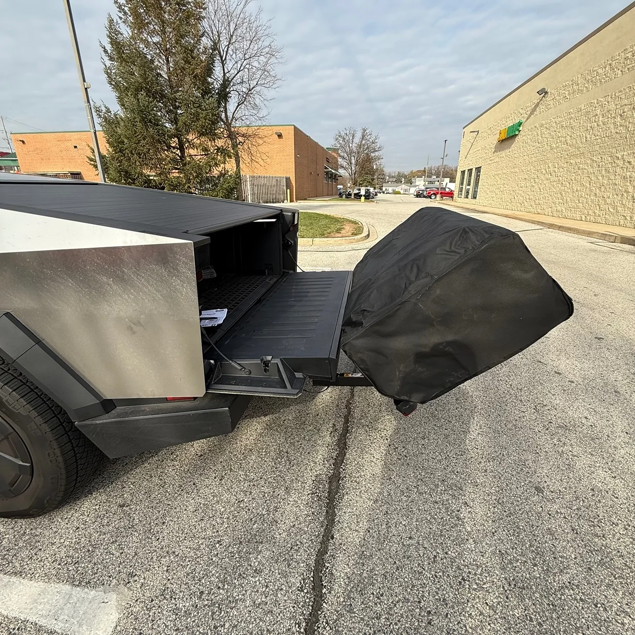 Tesla Cybertruck THULE OUTSET: New type of tent! - Hitch-mounted car tent IMG_1054