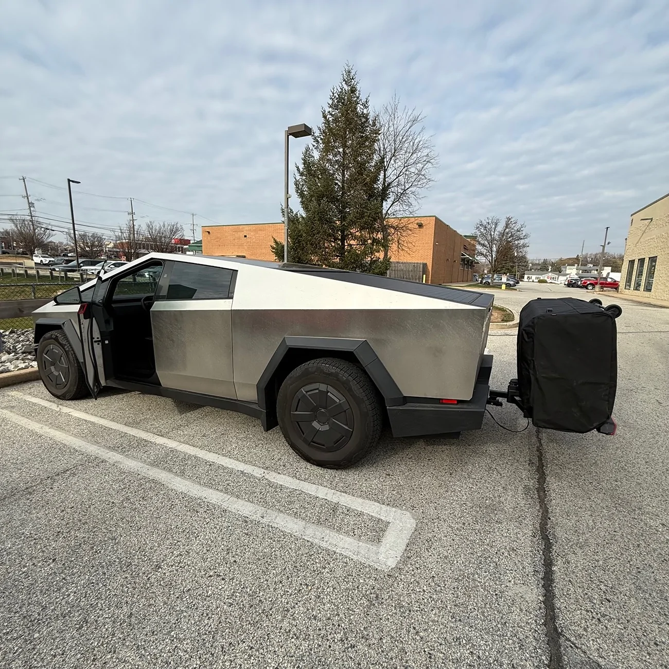 Tesla Cybertruck THULE OUTSET: New type of tent! - Hitch-mounted car tent IMG_1056
