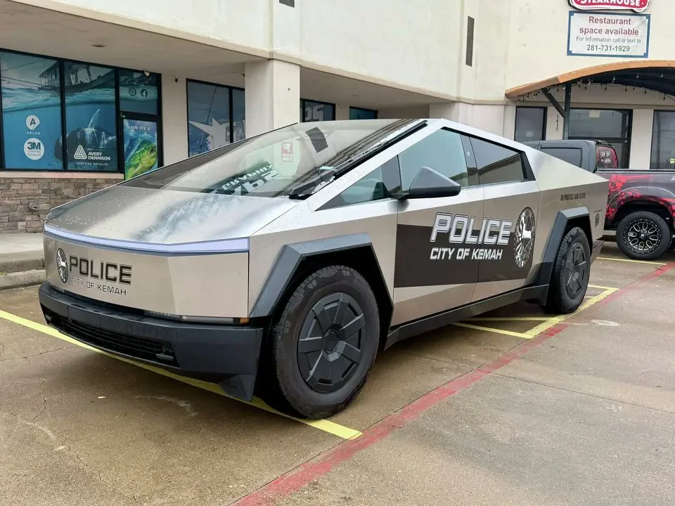 Tesla Cybertruck Texas (Kemah) Police Department is testing Cybertruck as a potential patrol vehicle G8fXAW7XYAEsA07