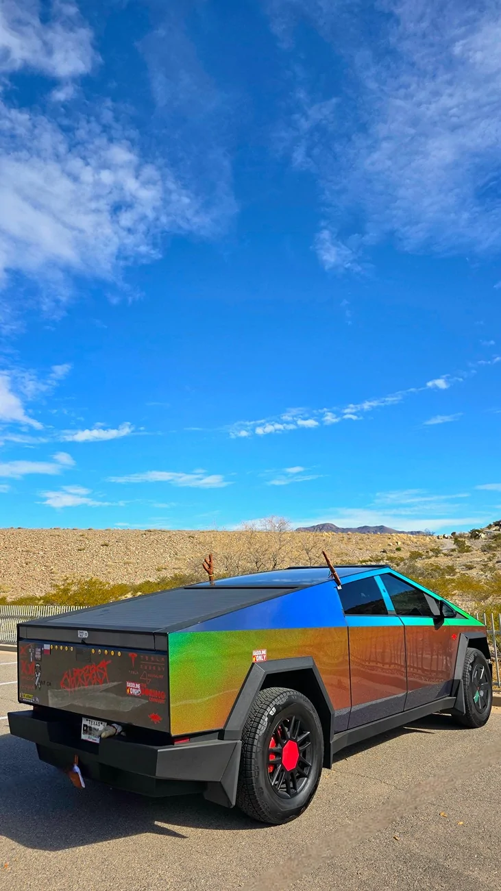 Tesla Cybertruck 🎄 Holiday Cybertruck Photo Fun – Win a Gift! 🎄 20251225_111904