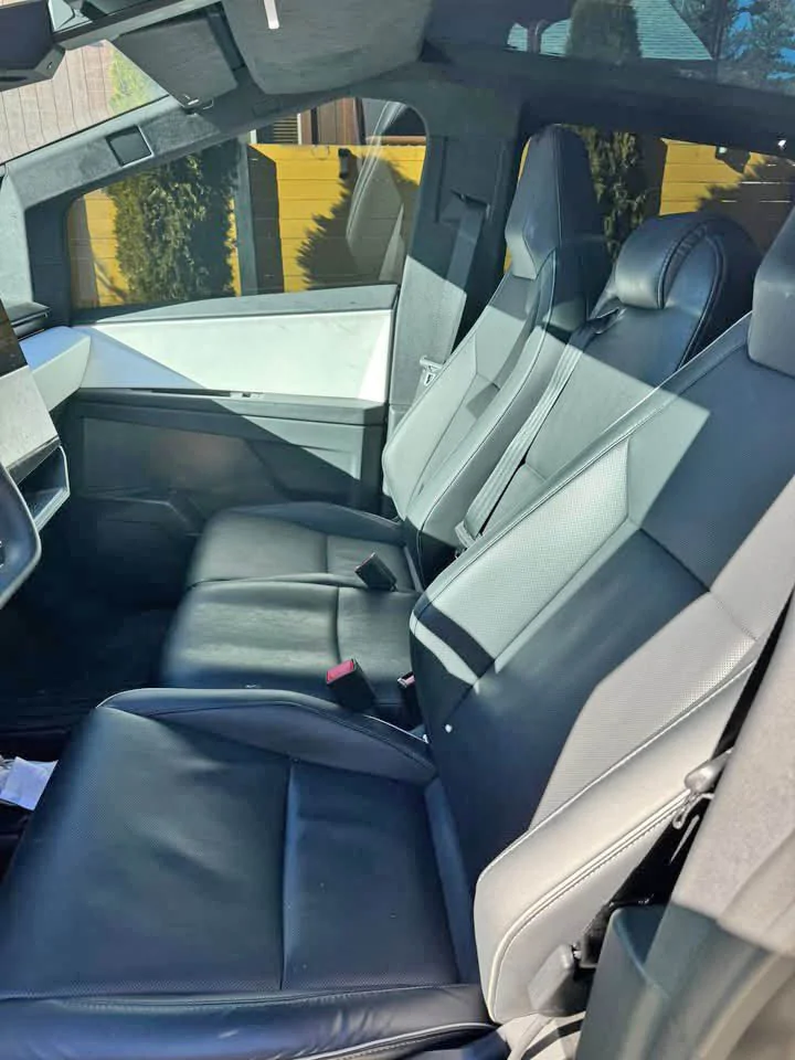 Tesla Cybertruck First ever: 6-seat Cybertruck w/ center front jump seat! G9nwB-DaMAE6JdR