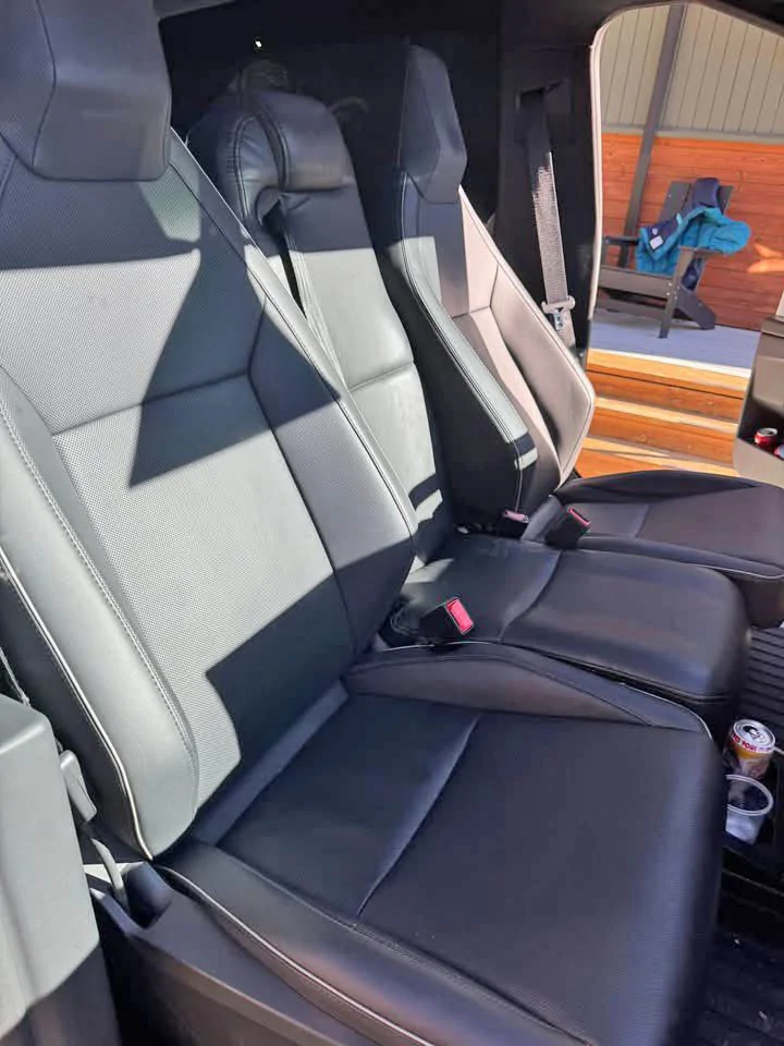 Tesla Cybertruck First ever: 6-seat Cybertruck w/ center front jump seat! G9nwB-EbYAA71Gf