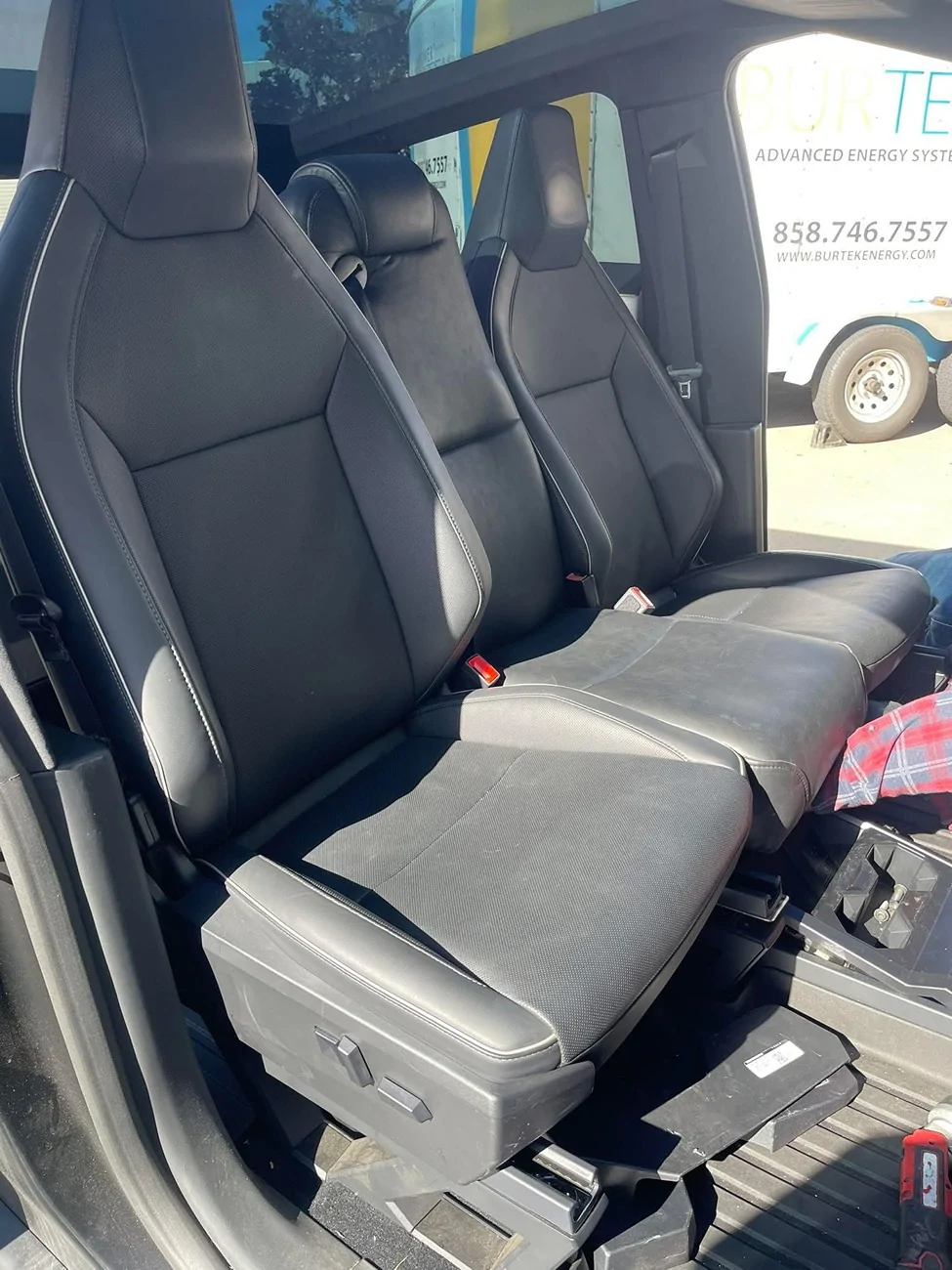 Tesla Cybertruck First ever: 6-seat Cybertruck w/ center front jump seat! G9nwB-FbQAAXV9k