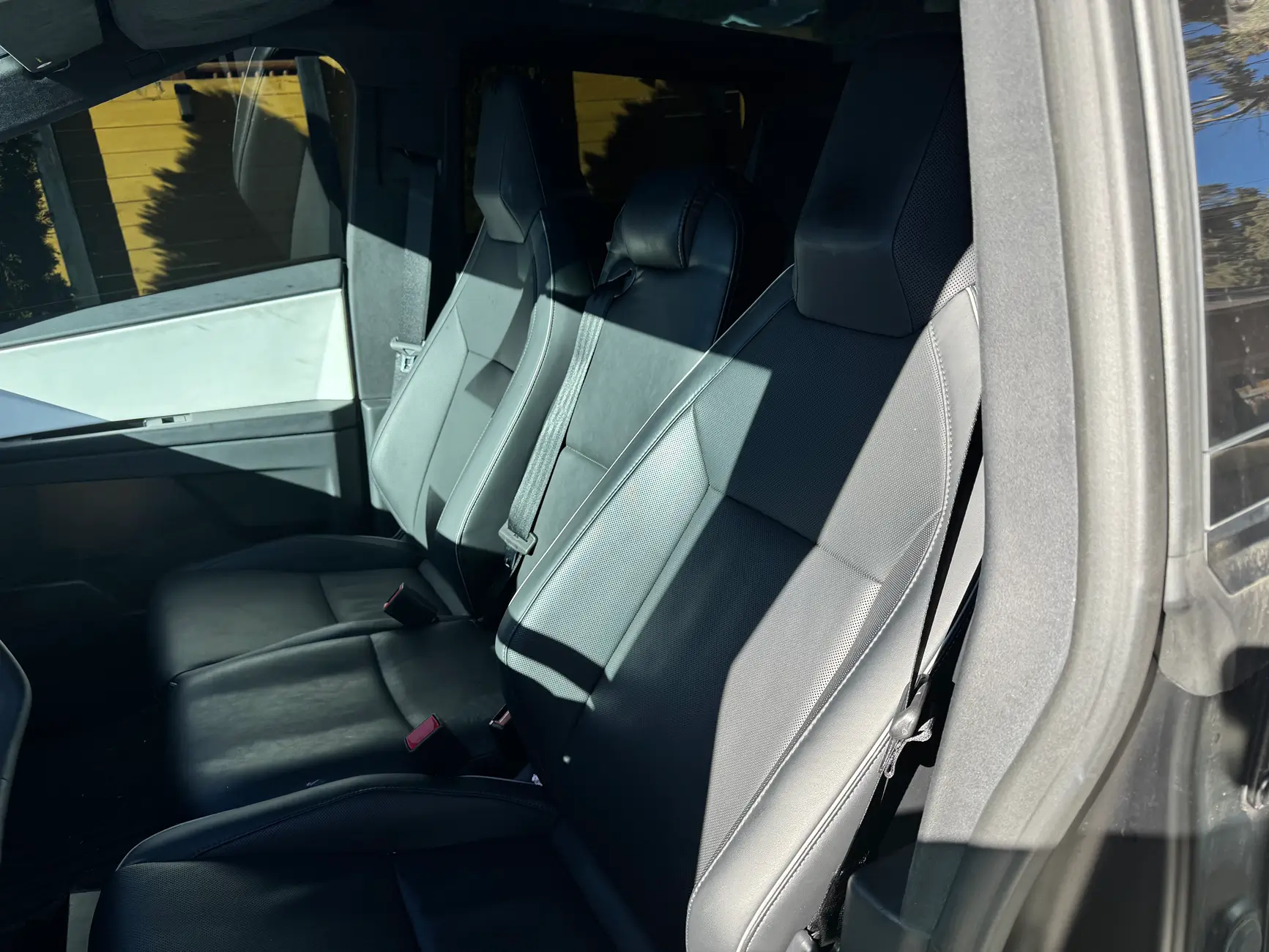Tesla Cybertruck First ever: 6-seat Cybertruck w/ center front jump seat! tempImagewg2JHJ