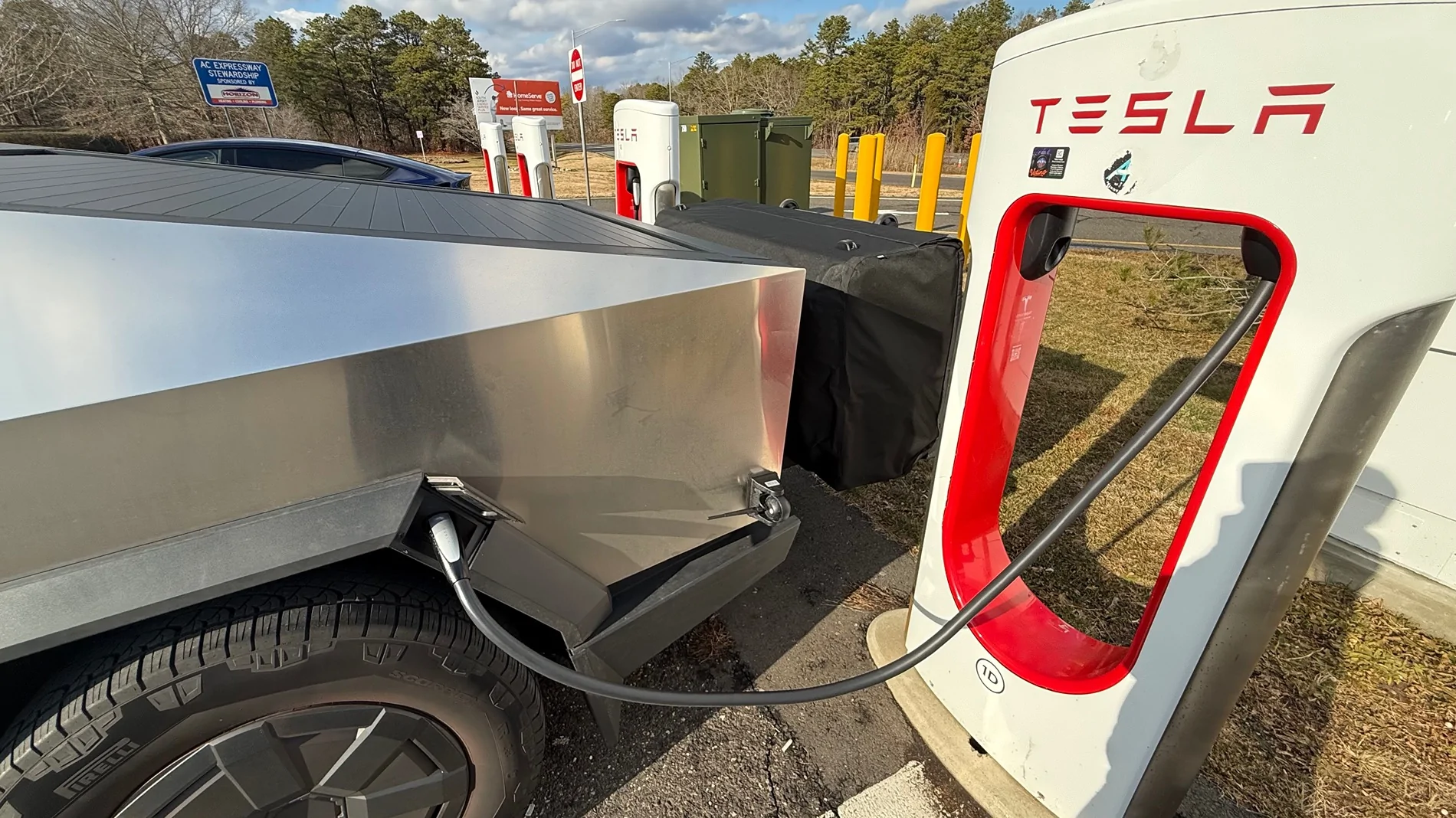 Tesla Cybertruck THULE OUTSET: New type of tent! - Hitch-mounted car tent IMG_1225
