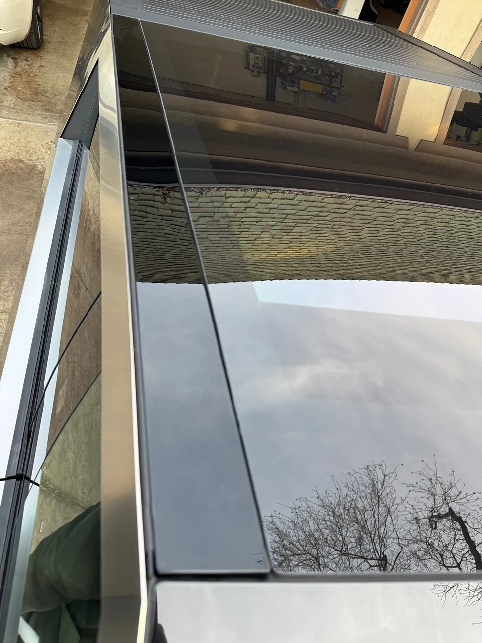 Tesla Cybertruck 2026 roof glass no cross bar bracket? IMG_1495
